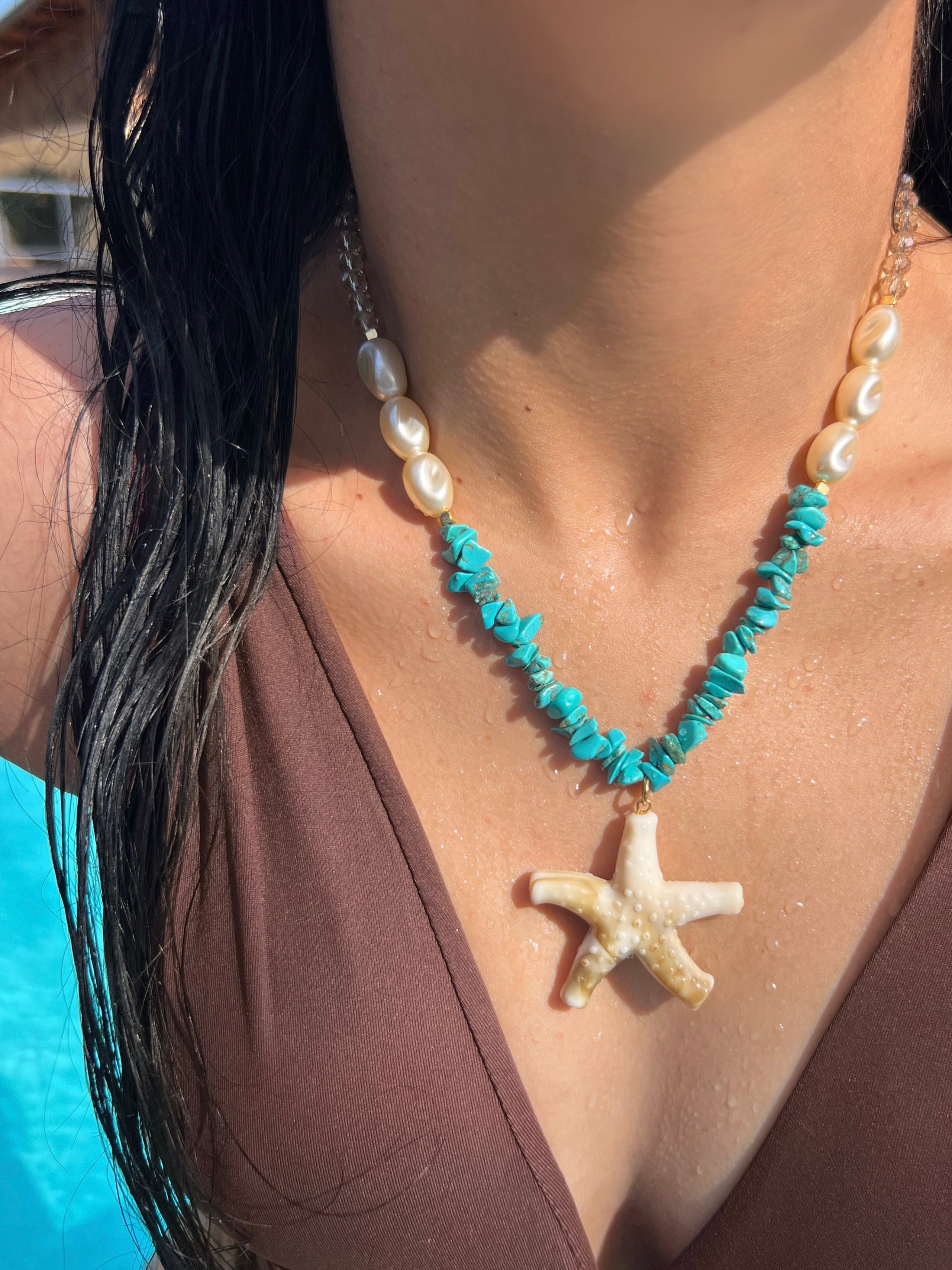 Colar Estrela Do Mar Bege Com Cascalhos Turquesas e Pérolas Barrocas Acrílicas 45cm