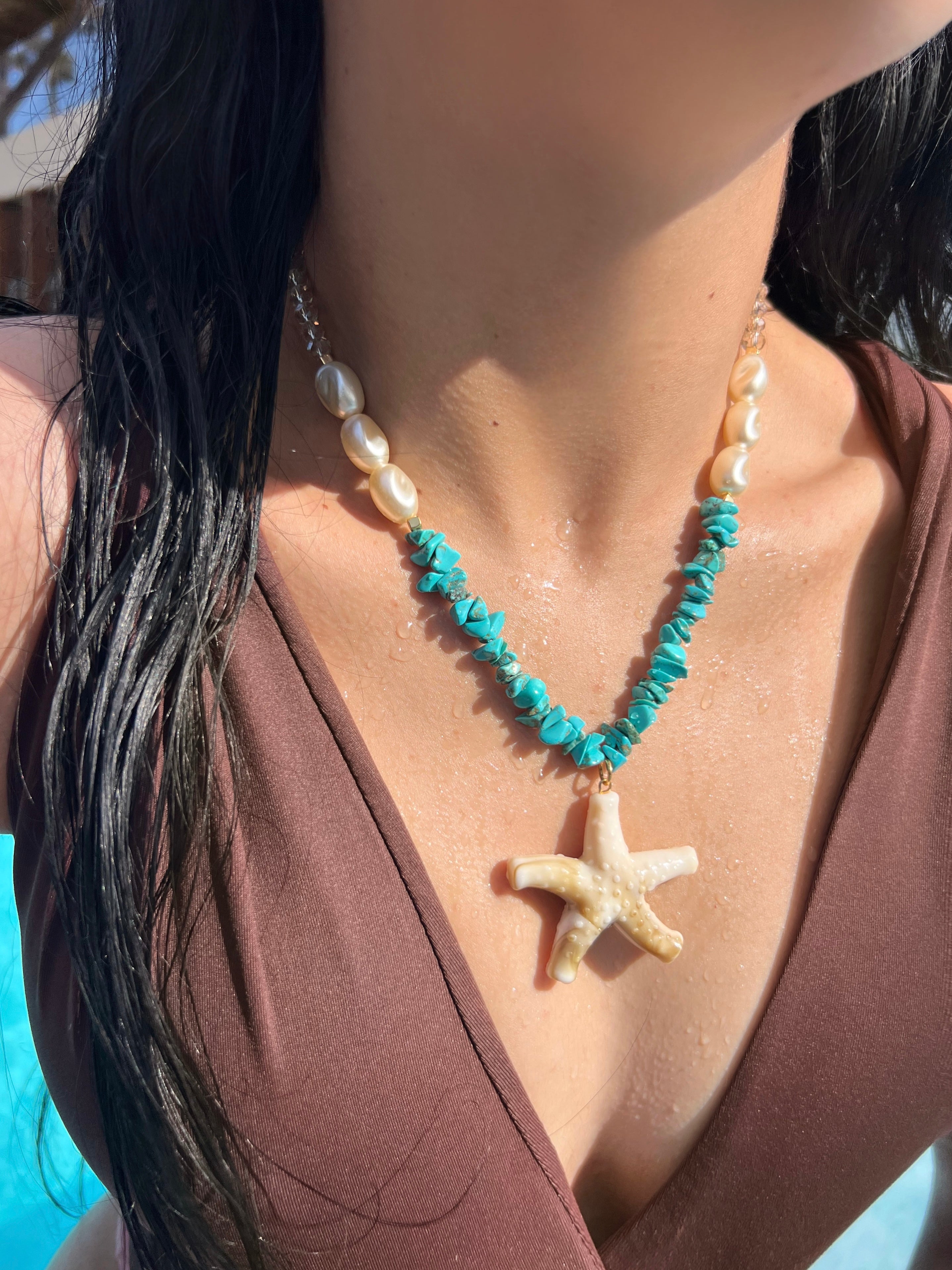 Colar Estrela Do Mar Bege Com Cascalhos Turquesas e Pérolas Barrocas Acrílicas 45cm