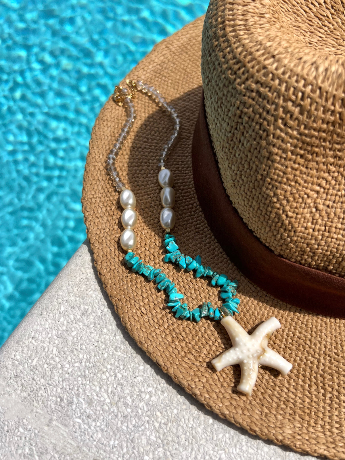 Colar Estrela Do Mar Bege Com Cascalhos Turquesas e Pérolas Barrocas Acrílicas 45cm