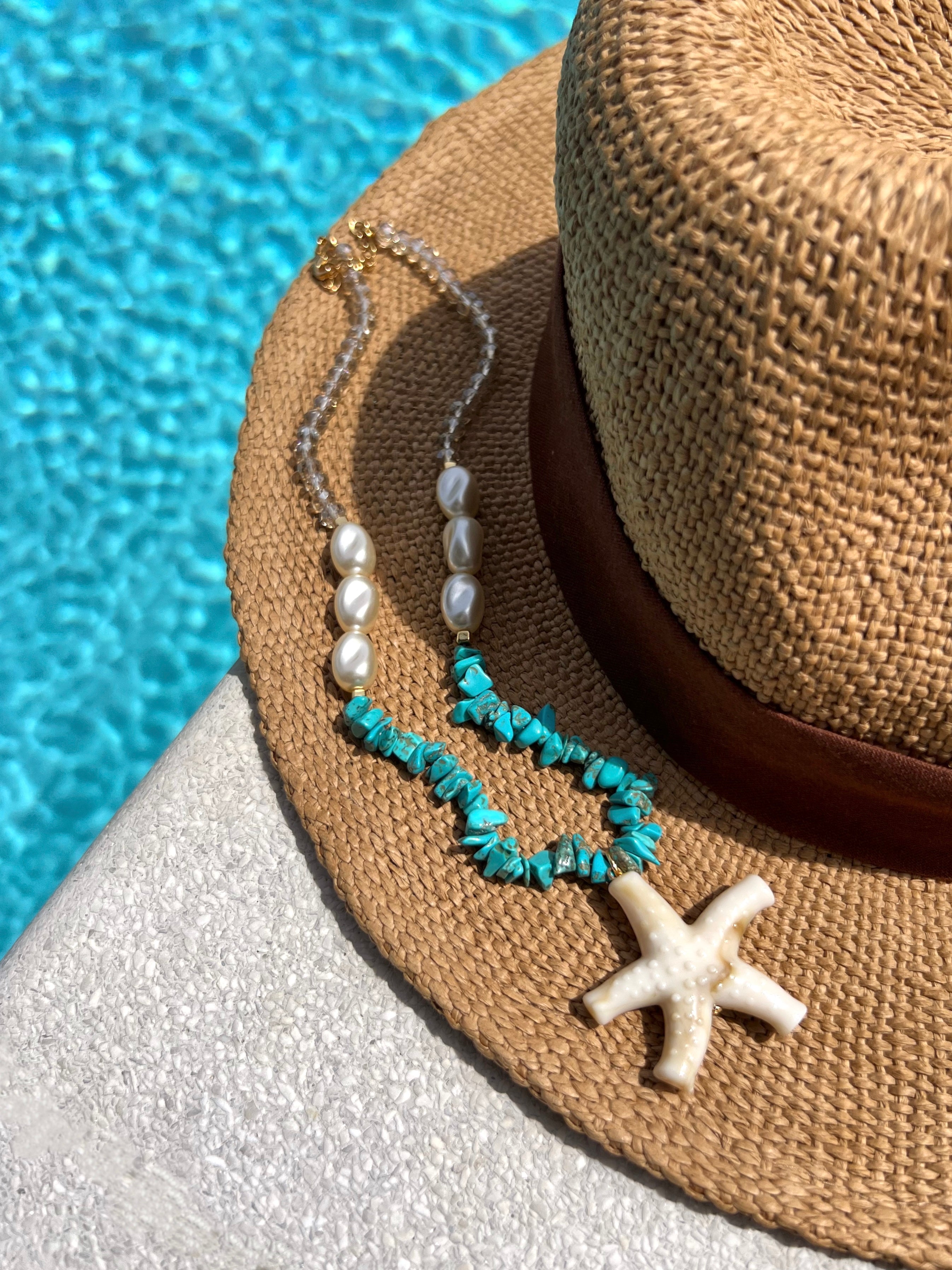 Colar Estrela Do Mar Bege Com Cascalhos Turquesas e Pérolas Barrocas Acrílicas 45cm