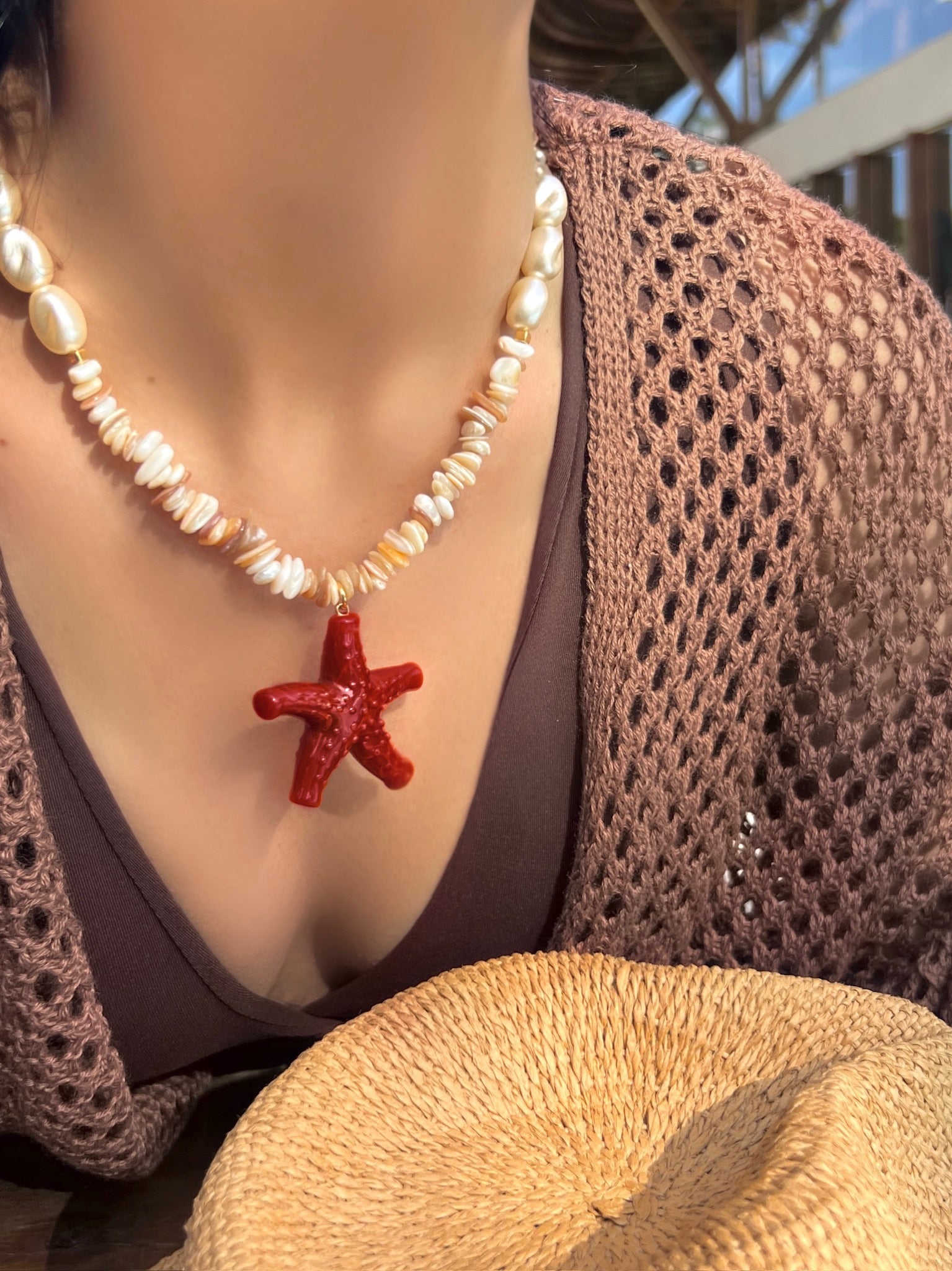 Colar Estrela Do Mar Coral Com Cascalhos Mescla Madrepérola e Pérolas Barrocas Acrílicas 45cm