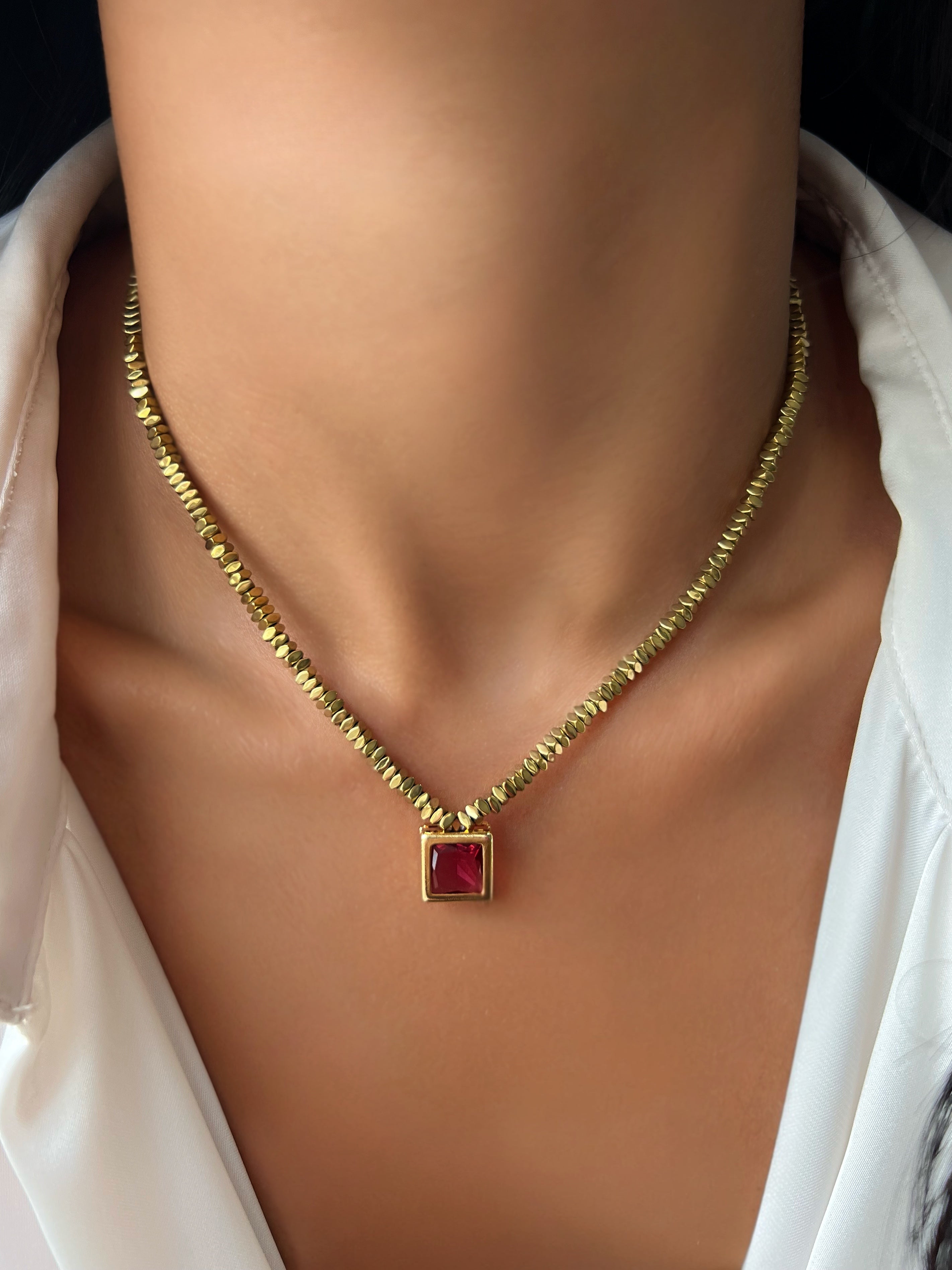 Colar Hematitas Com Cristal Quadrado Cor Rubi 40cm