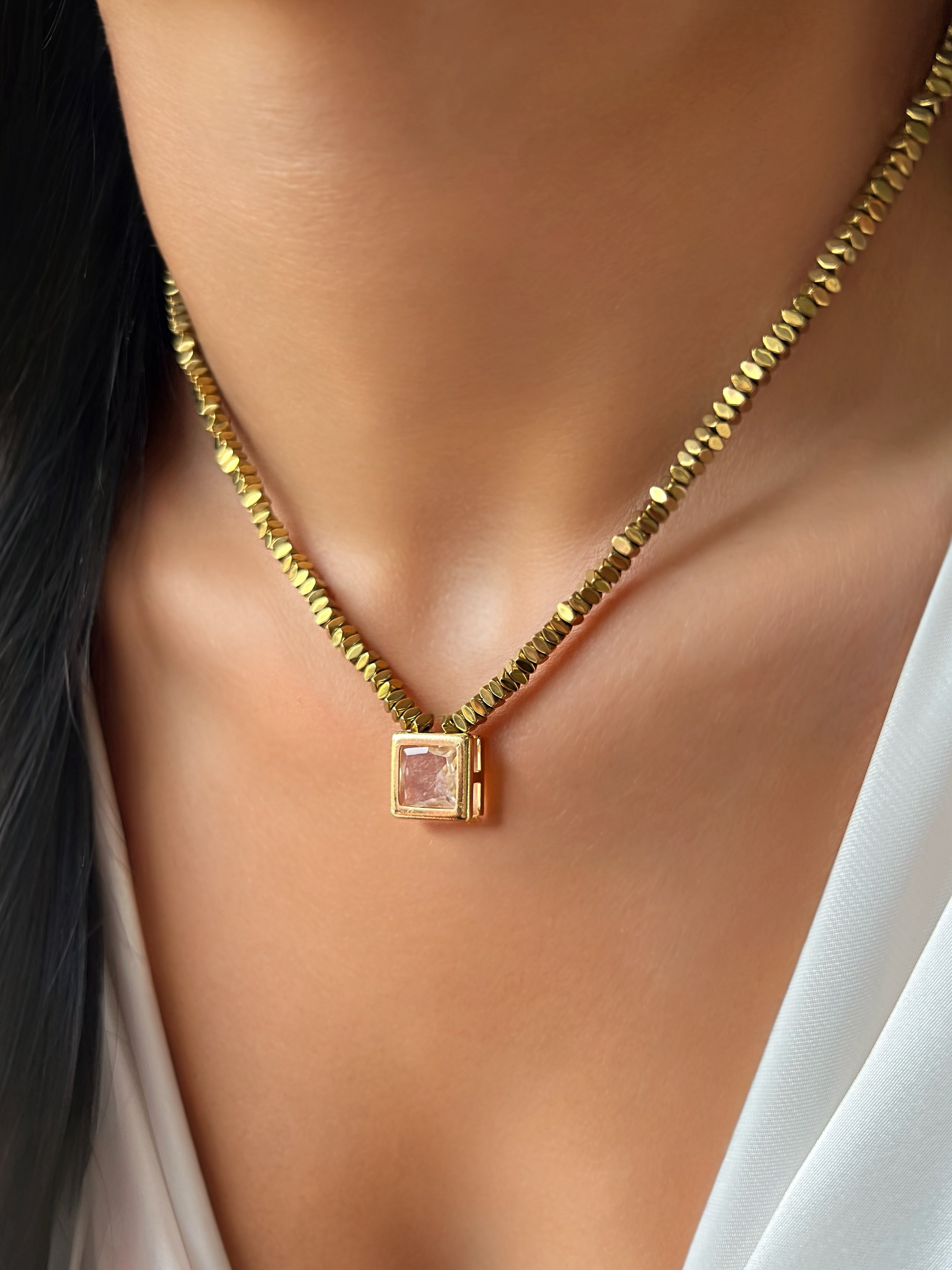 Colar Hematitas Com Cristal Quadrado Cor Transparente 40cm