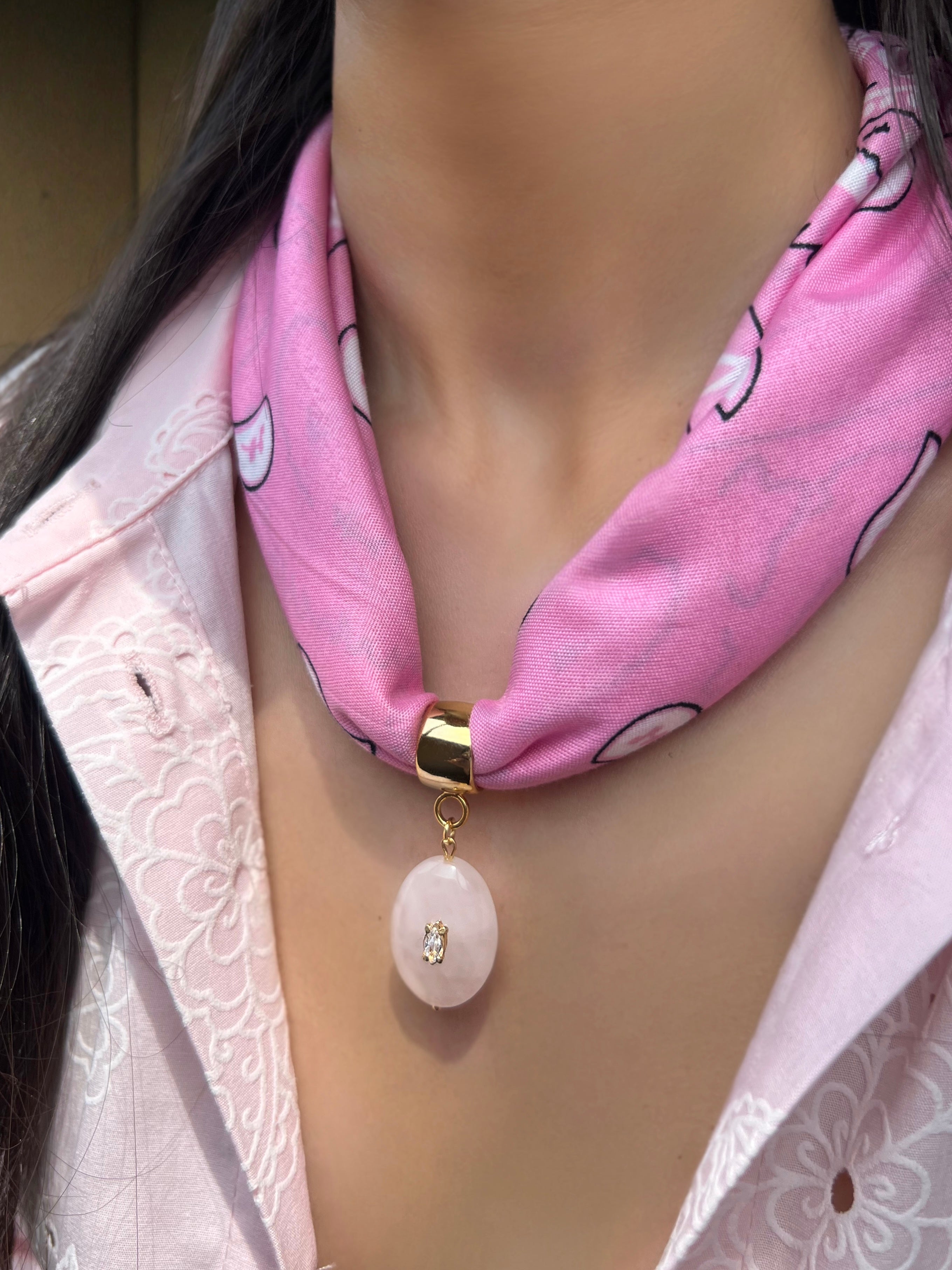 Colar Lenço Rosa Com Pedra Quartzo Rosa 43cm