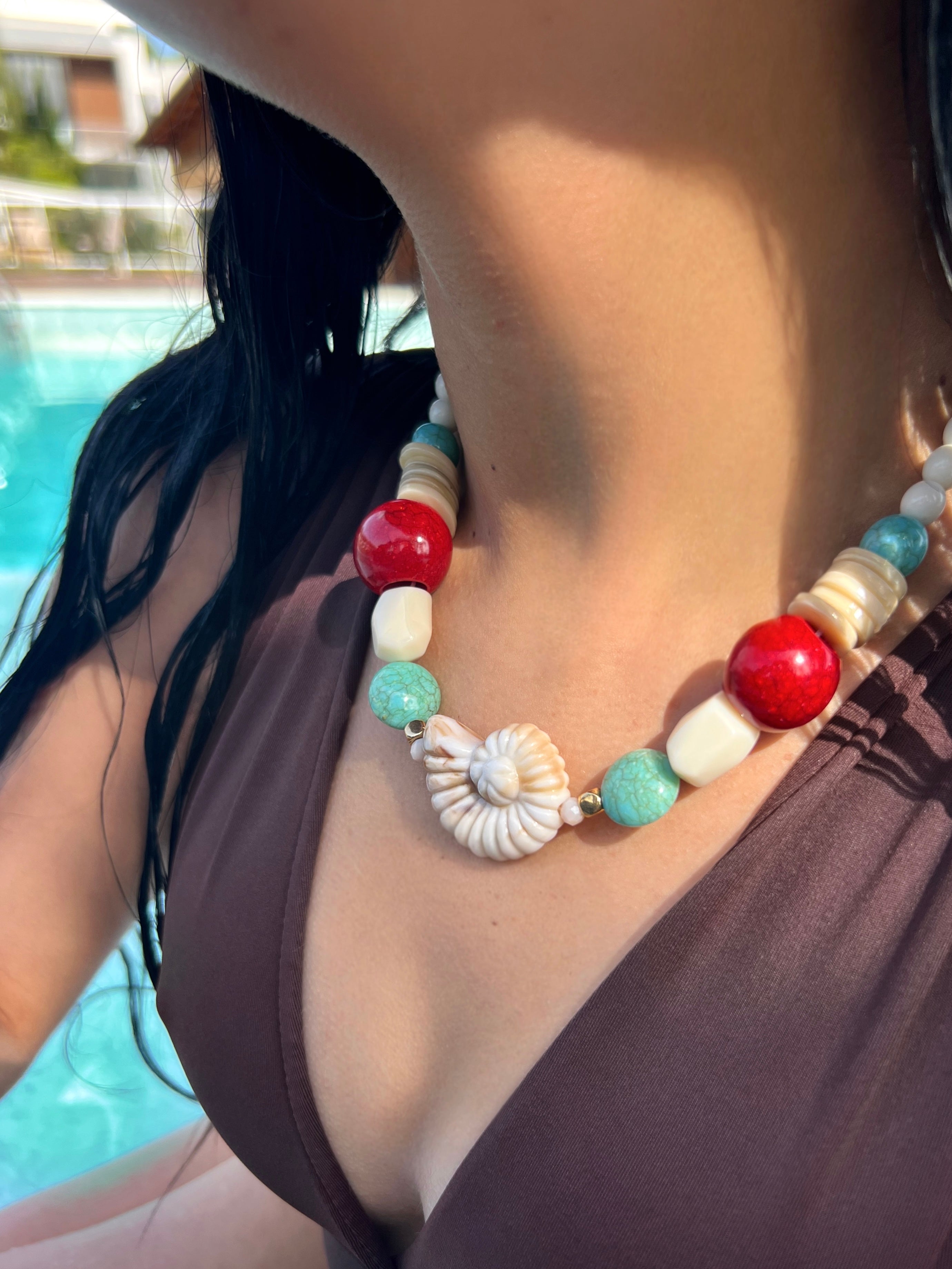 Colar Linha Mar Caracol Bege Com Pedras Acrílicas Coral e Turquesa e Cristais 45cm