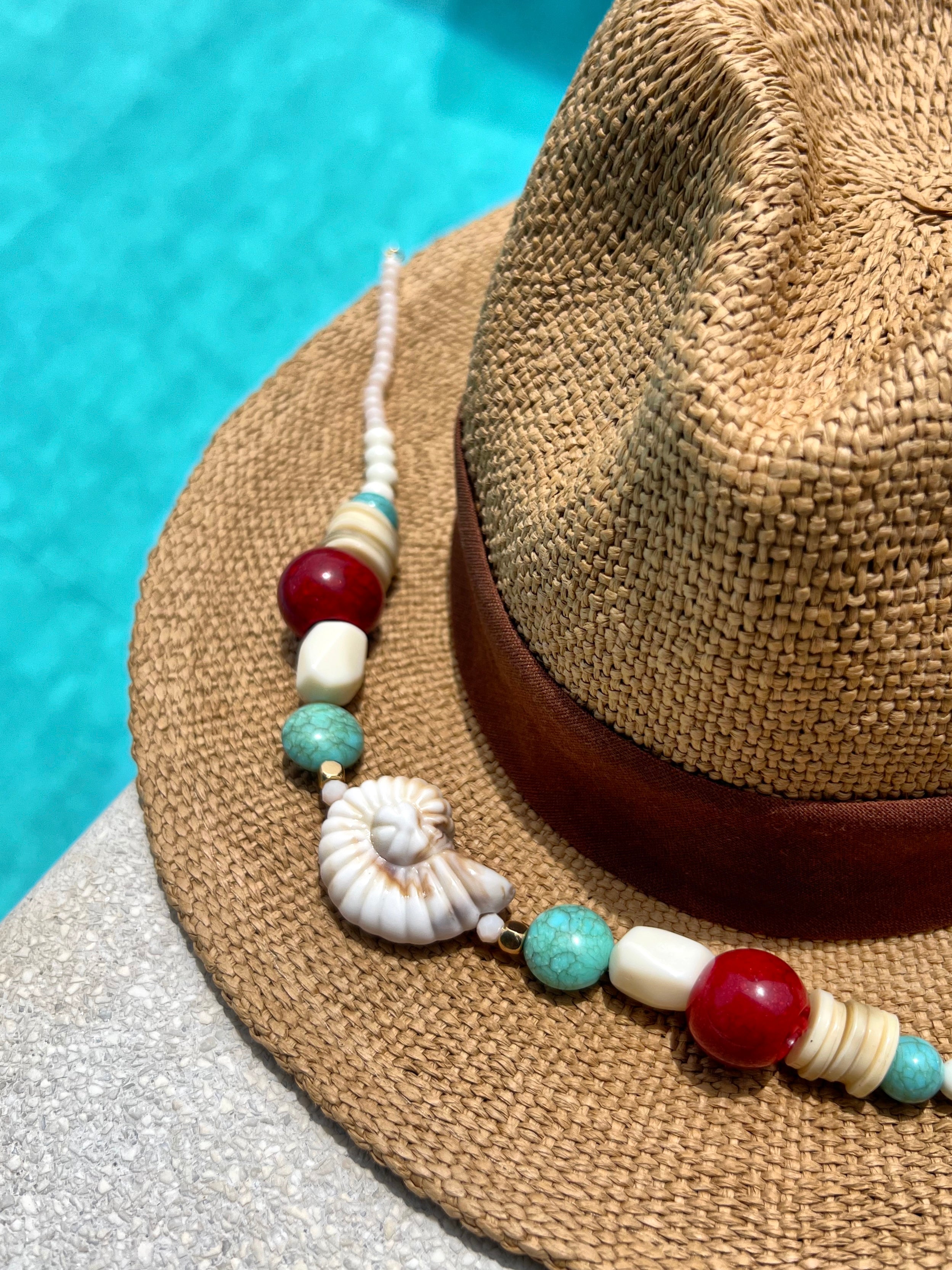 Colar Linha Mar Caracol Bege Com Pedras Acrílicas Coral e Turquesa e Cristais 45cm