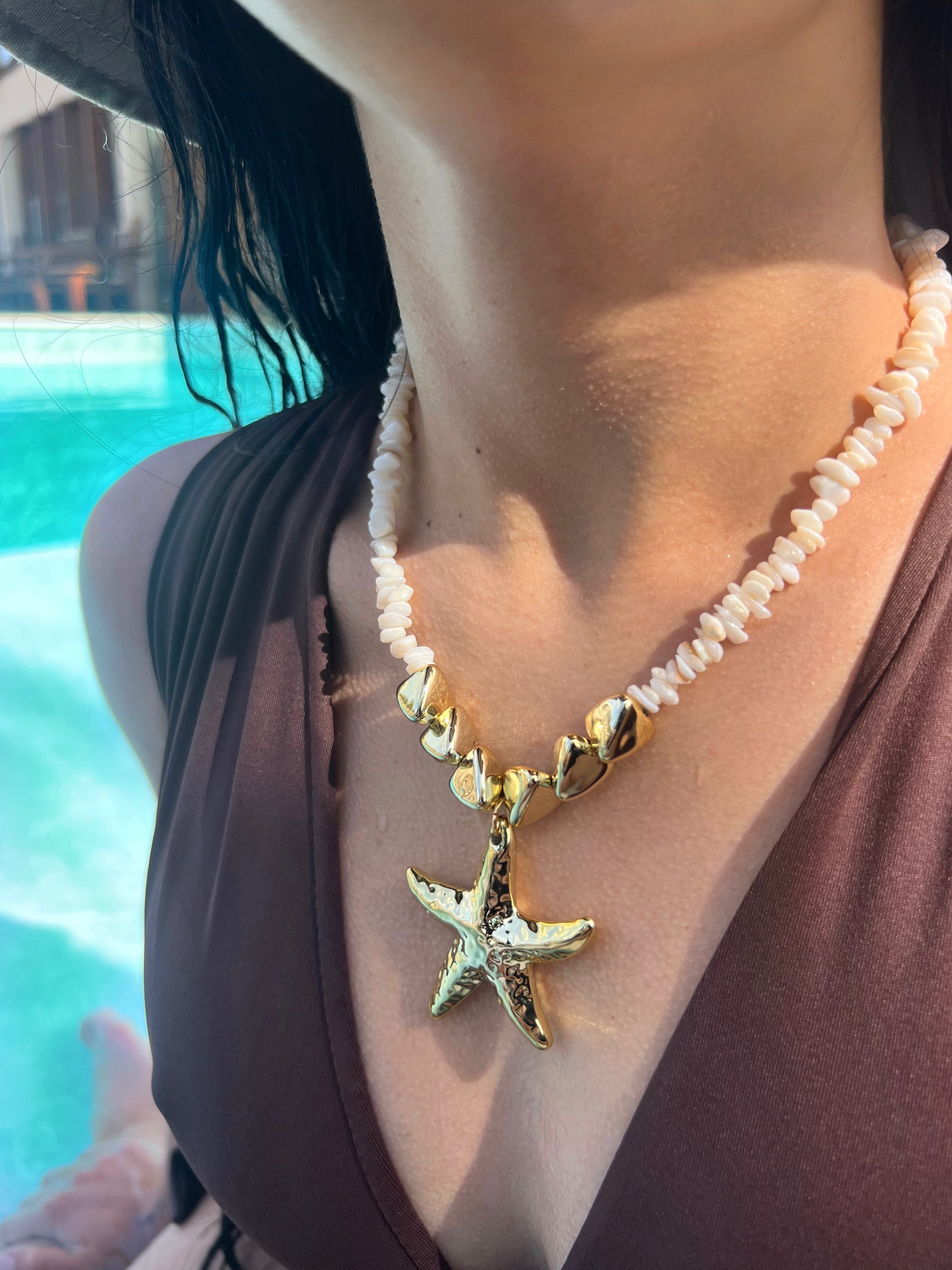 Colar Linha Mar Cascalho Madrepérola Estrela Dourada e Metais Orgânicos Dourados 45cm