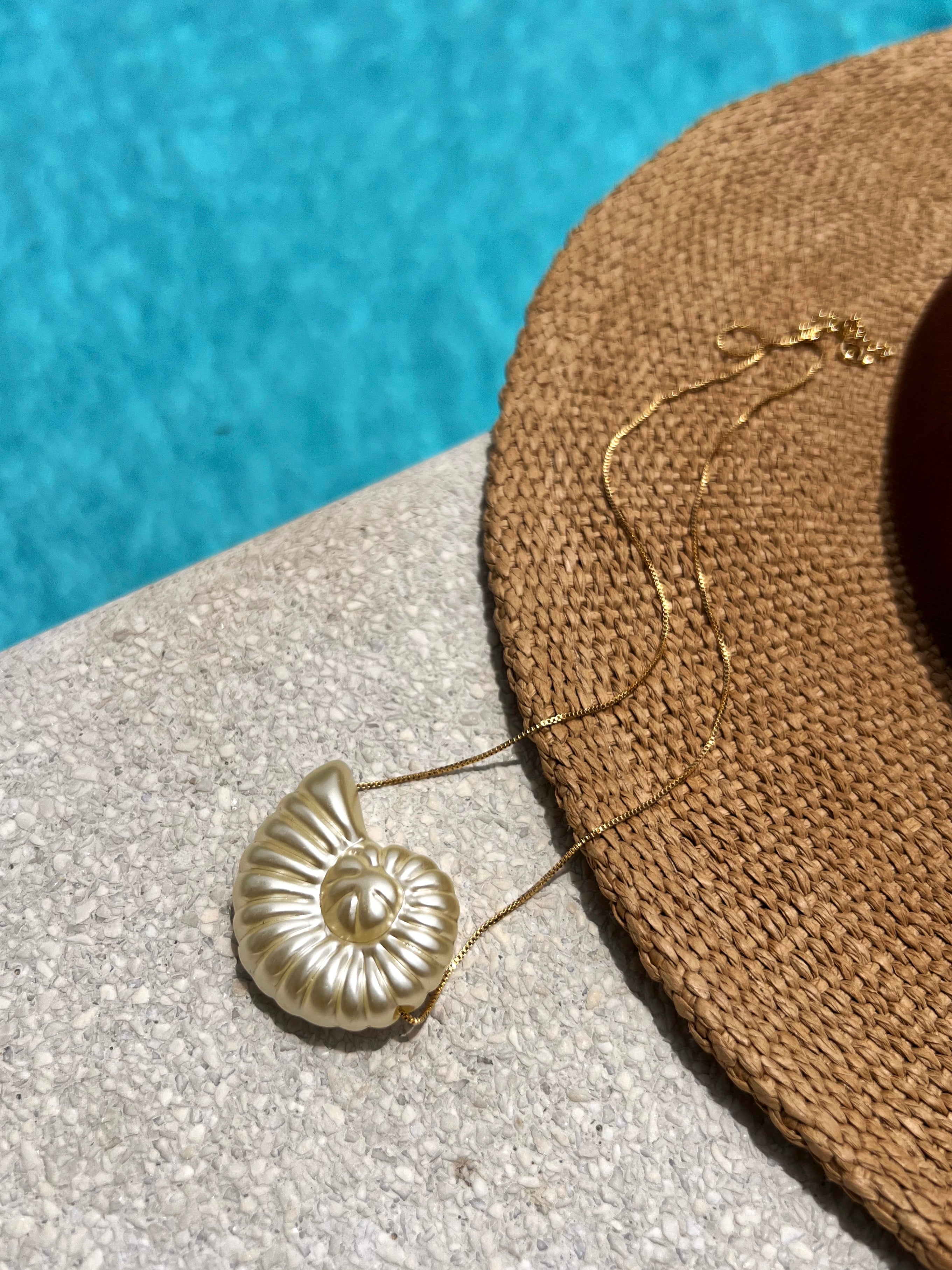 Colar Linha Mar Corrente Veneziana Fina Com Caracol Pérola Acrílica 45cm