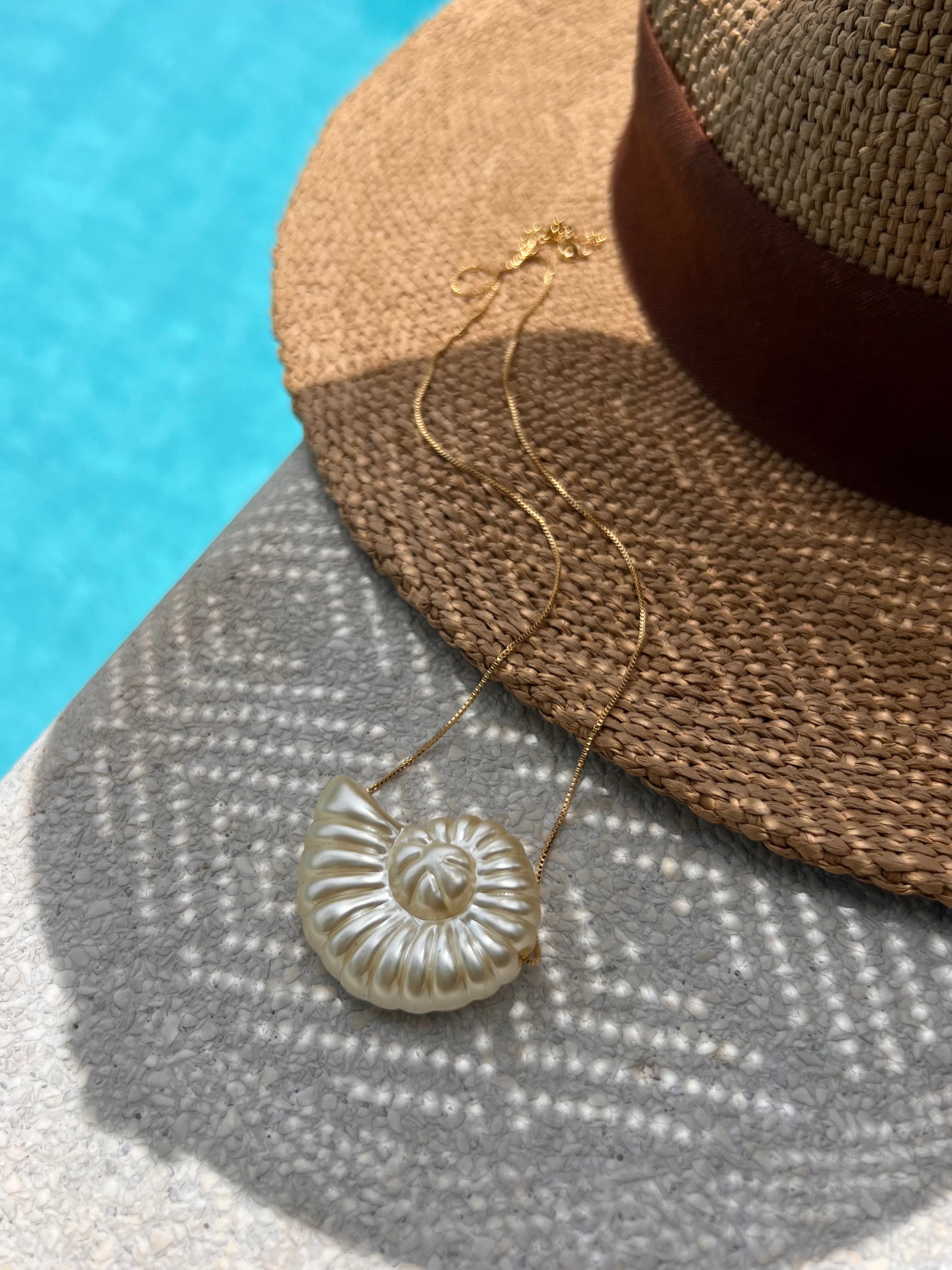Colar Linha Mar Corrente Veneziana Fina Com Caracol Pérola Acrílica 45cm