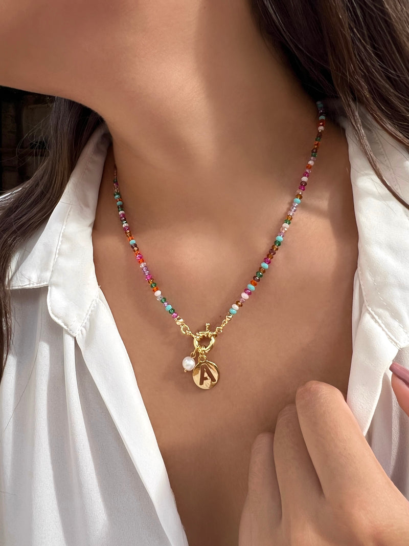 Colar Mix Coloridos Tons Summer Com Pingente Letra 45cm