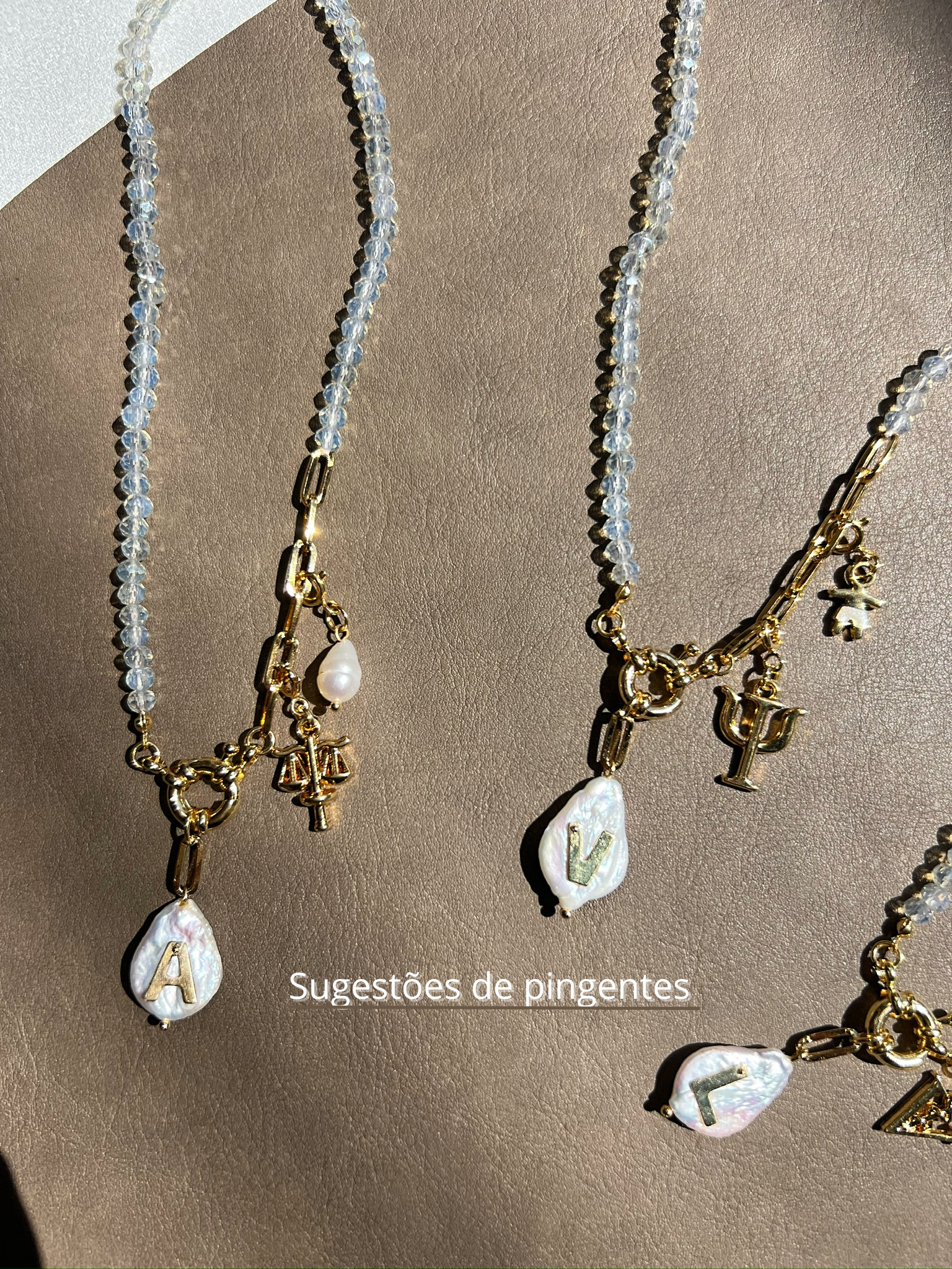 Colar Profissões Pins Removíveis Com Pérola Barroca e Inicial 50cm