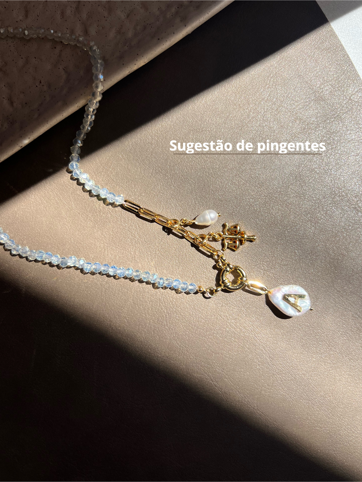 Colar Profissões Pins Removíveis Com Pérola Barroca e Inicial 50cm