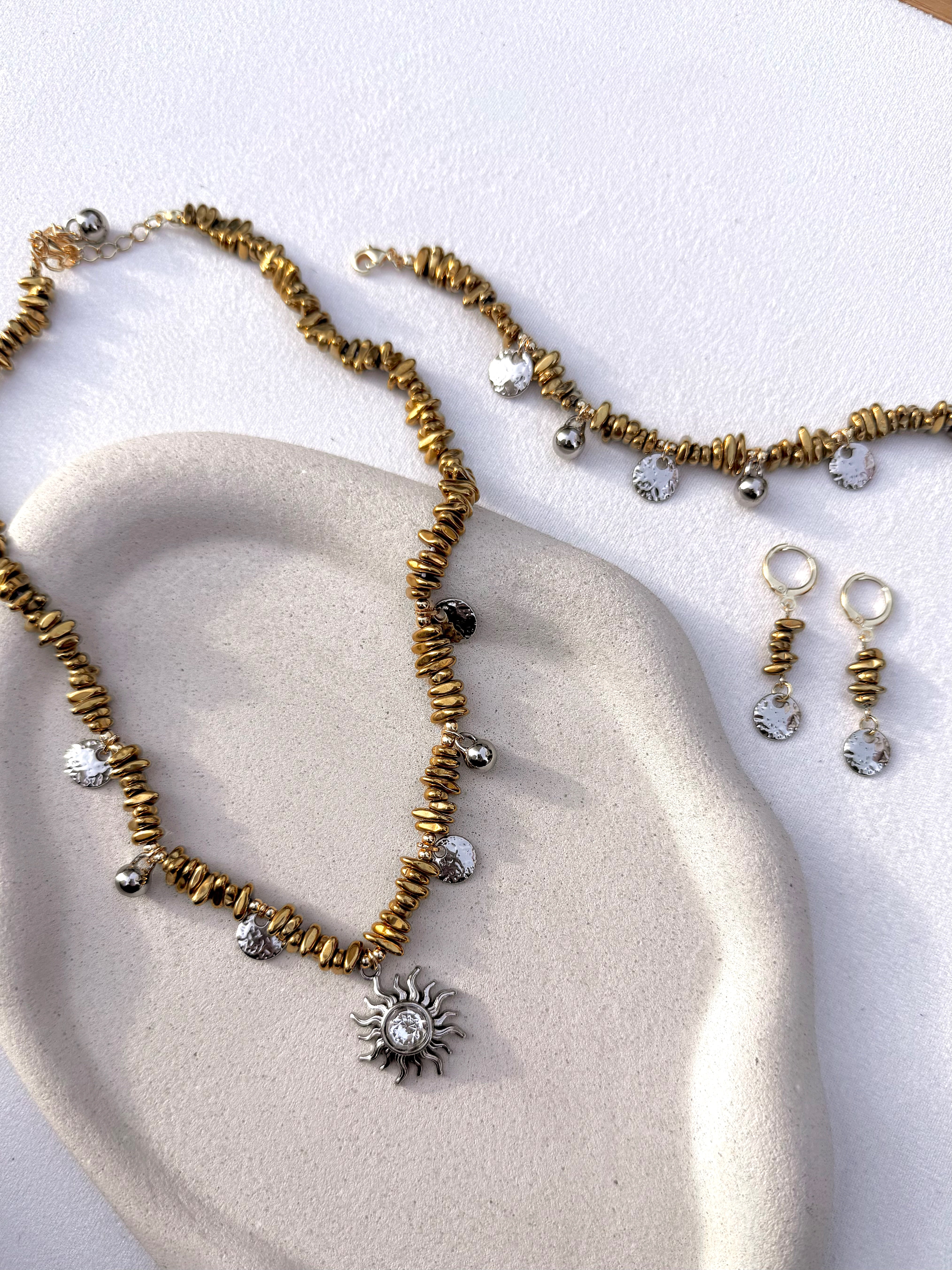 Conjunto De Três Peças Cascalho Hematita Dourado E Pins Ródio Branco