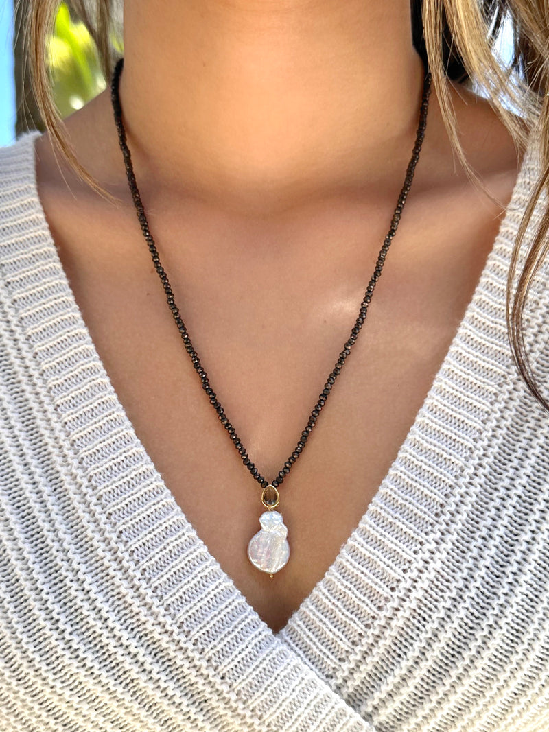 Colar Ana Em Cristais Grafite Com Mini Gota E Pérola Barroca 70cm