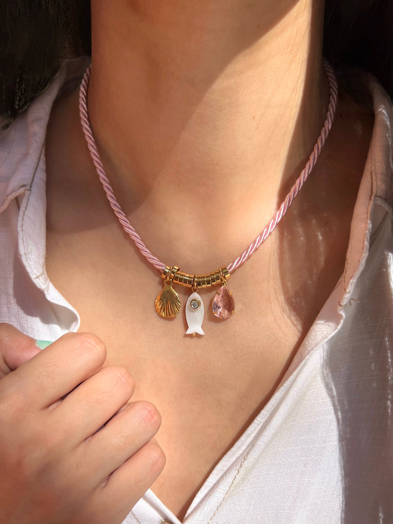 Colar Cordão Torcido Rosa Com Peixe Madrepérola E Micro Zircônia
