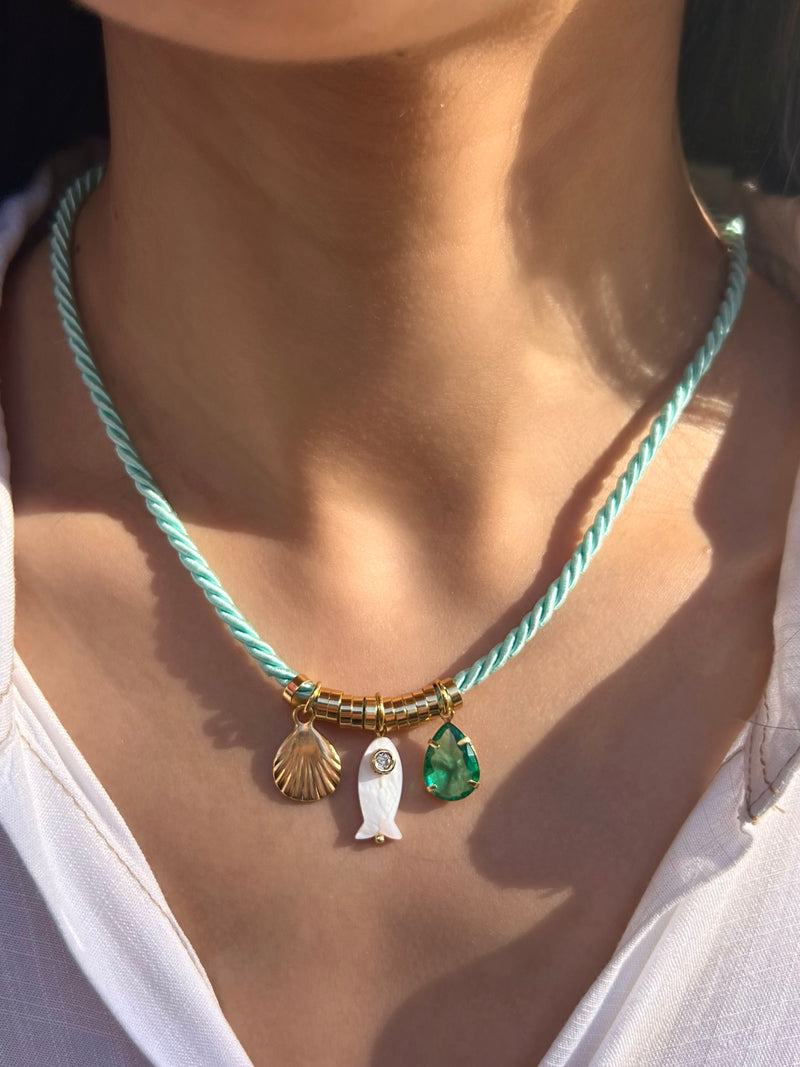 Colar Cordão Torcido Azul Com Peixe Madrepérola E Micro Zircônia