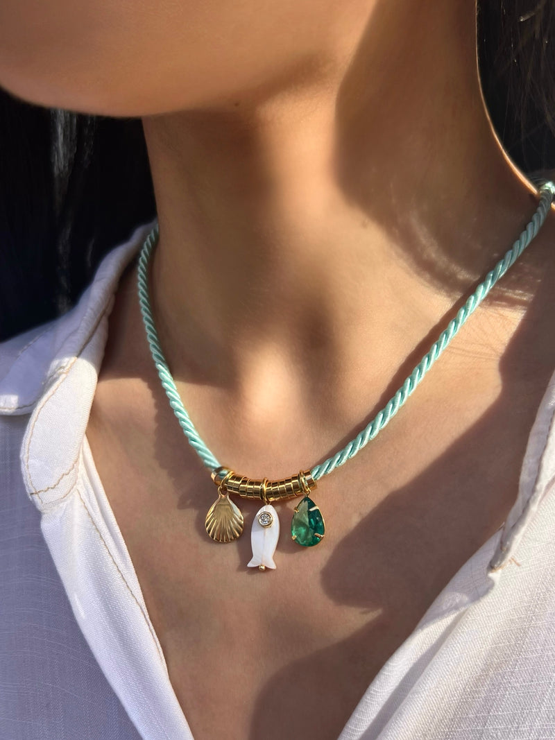 Colar Cordão Torcido Azul Com Peixe Madrepérola E Micro Zircônia