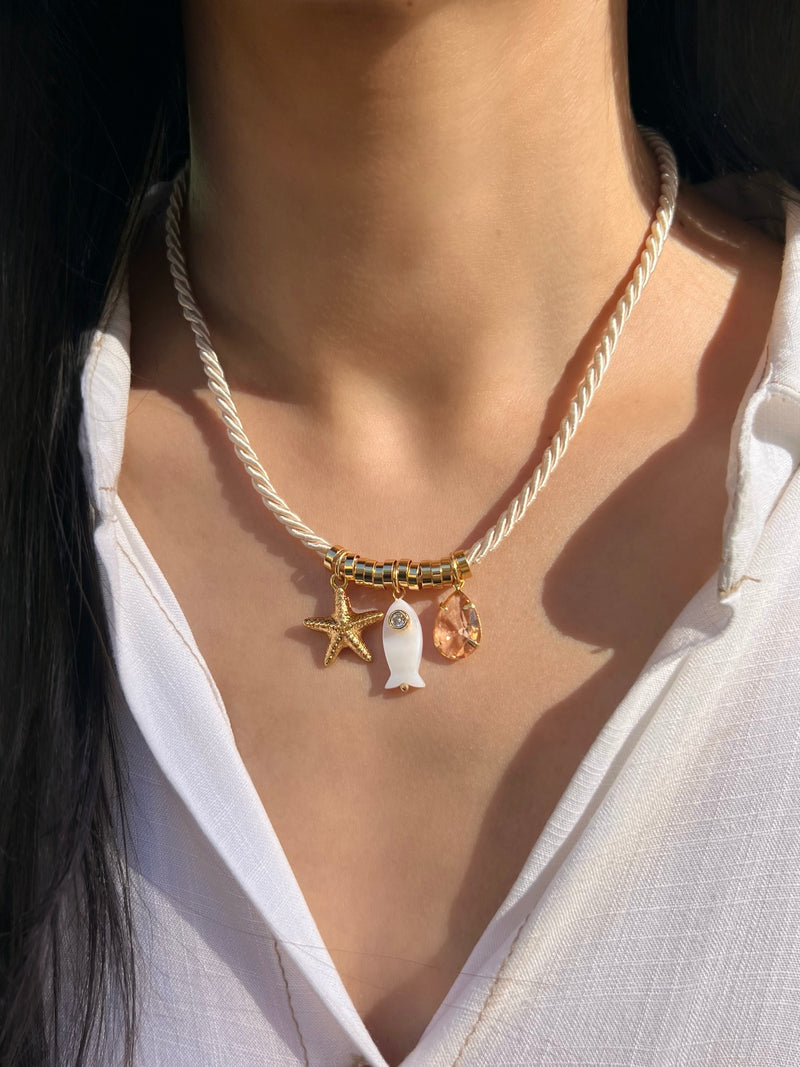 Colar Cordão Torcido Marfim Com Peixe Madrepérola E Micro Zircônia