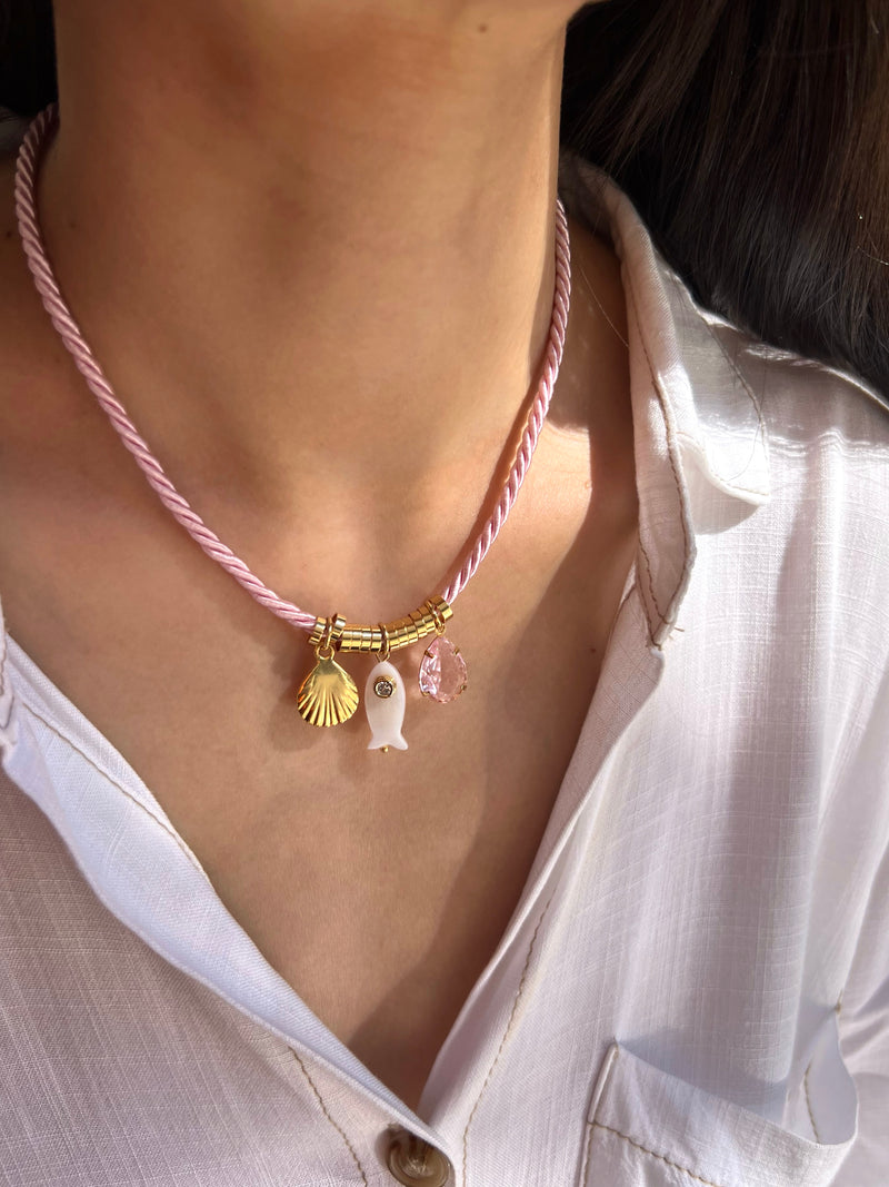 Colar Cordão Torcido Rosa Com Peixe Madrepérola E Micro Zircônia