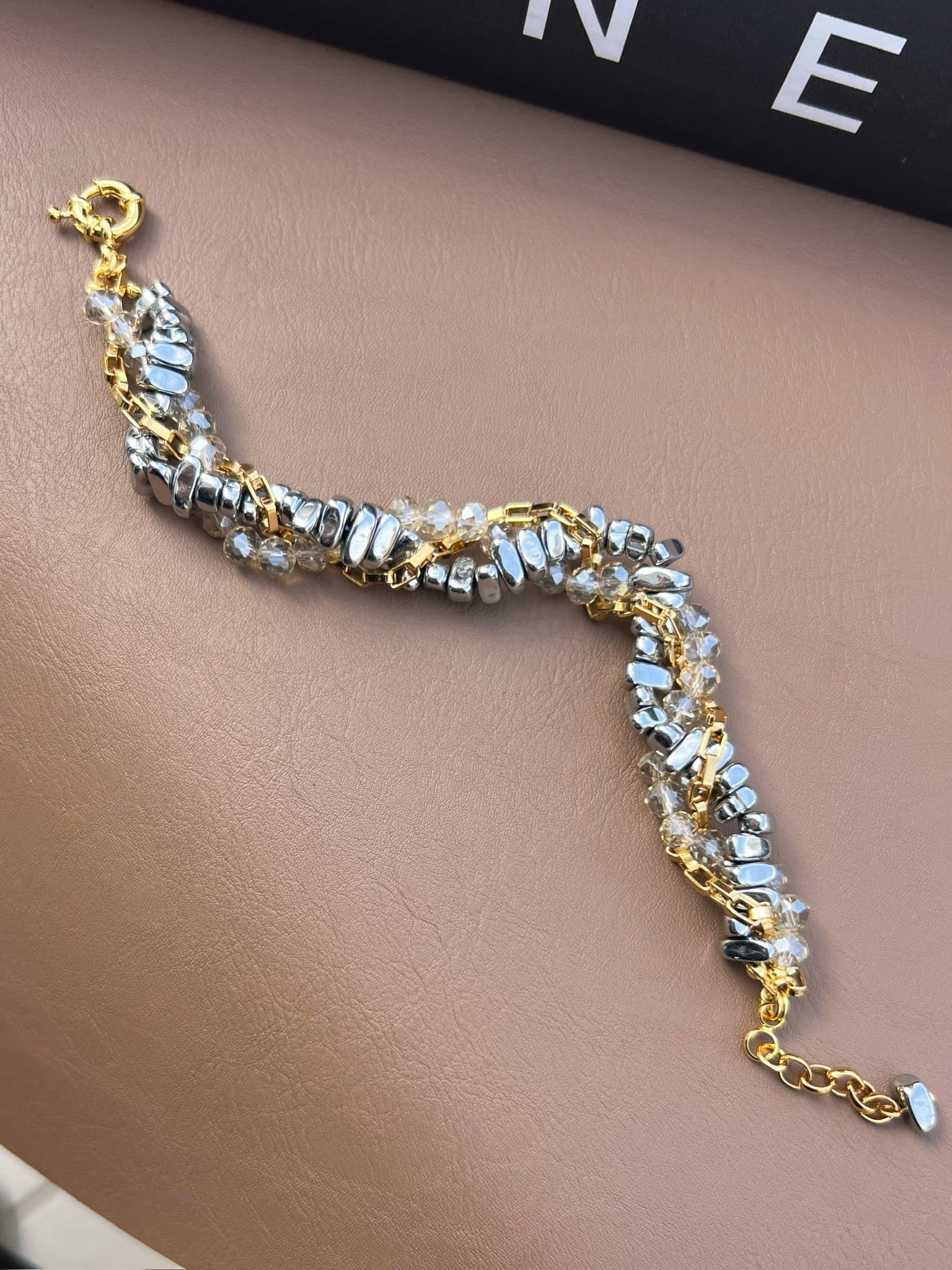 Pulseira Rebeca Hematitas Ródio Torcido com Cristais e Corrente 18cm