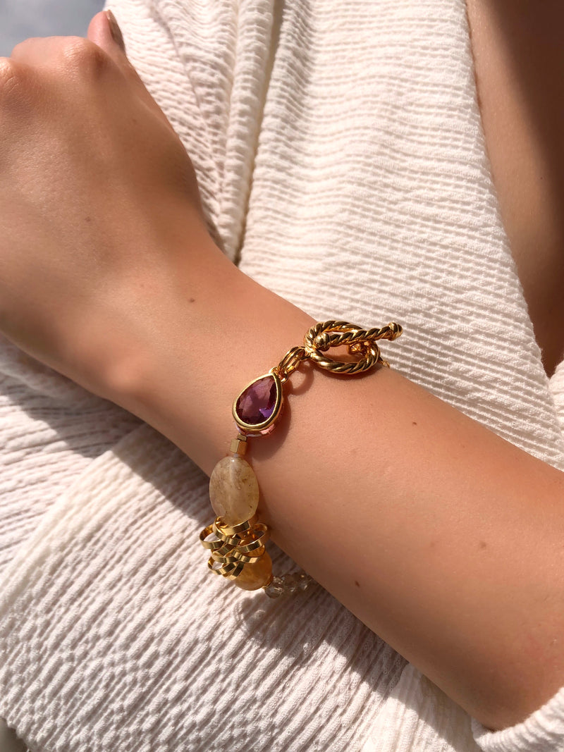 Pulseira Rebeca Pedra Quartzo Rutilado, Gota Lapidada Cor Ametista E Fecho Torcido 20cm