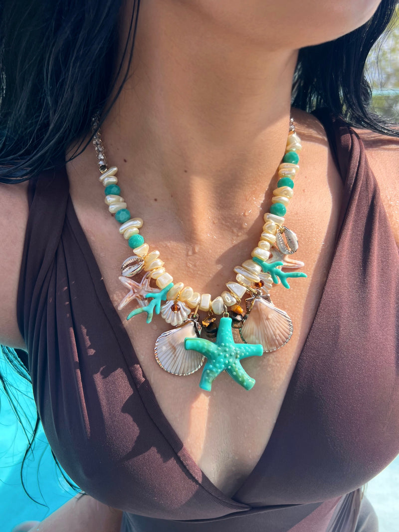 Colar Linha Mar Com Cascalho Acrílico Pérola E Cristais 45cm