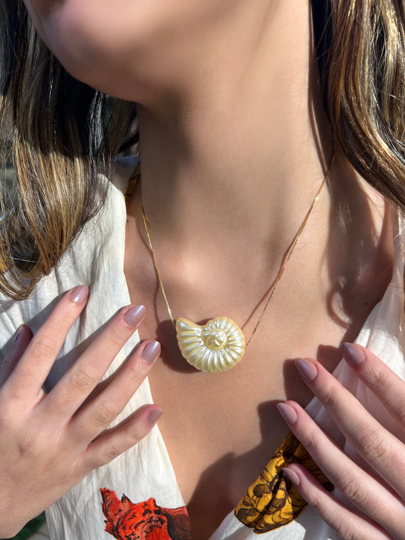 Colar Linha Mar Corrente Veneziana Fina Com Caracol Pérola Acrílica 45cm