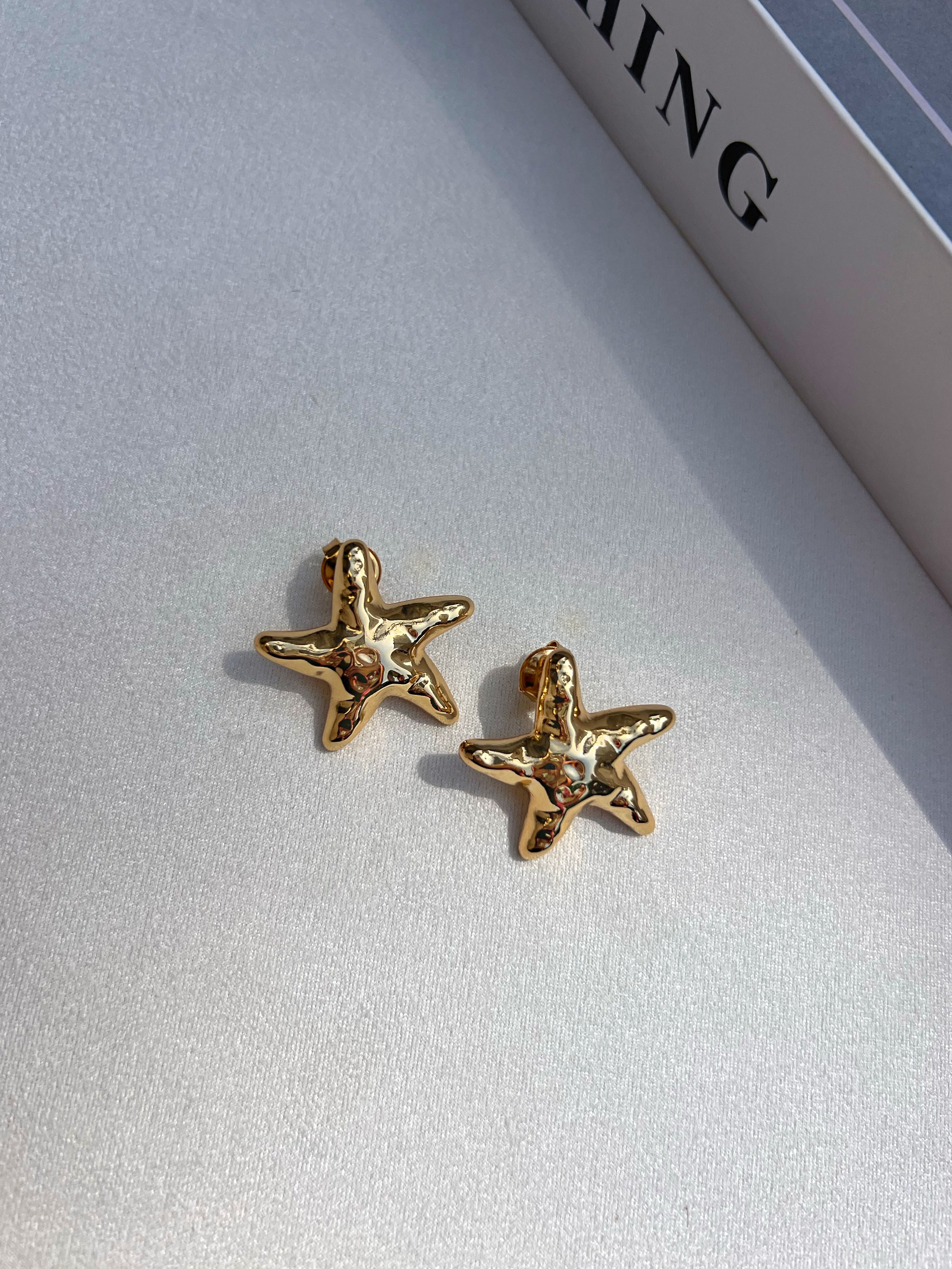 Par De Brincos Estrela Martelada Banho Ouro 18k