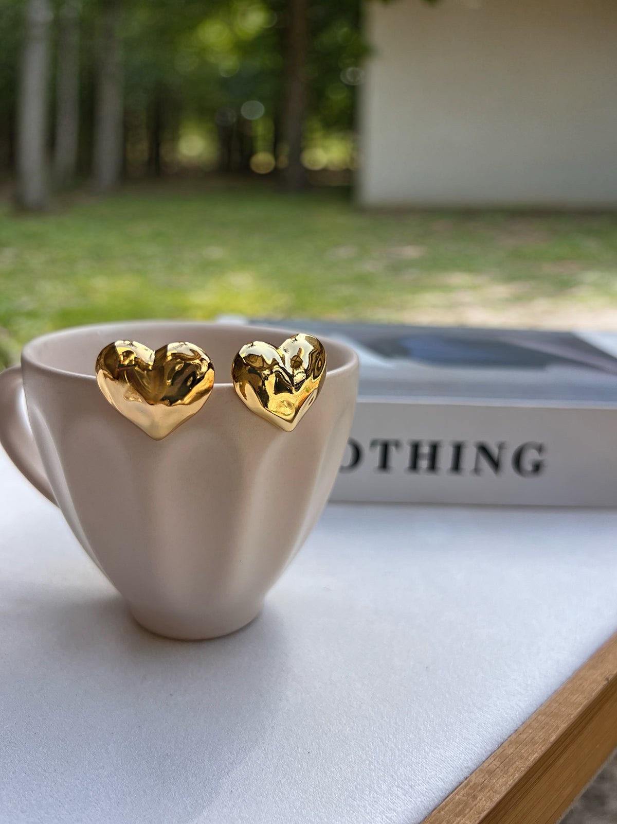 Par De Brincos Coração Martelado Banho Ouro 18k