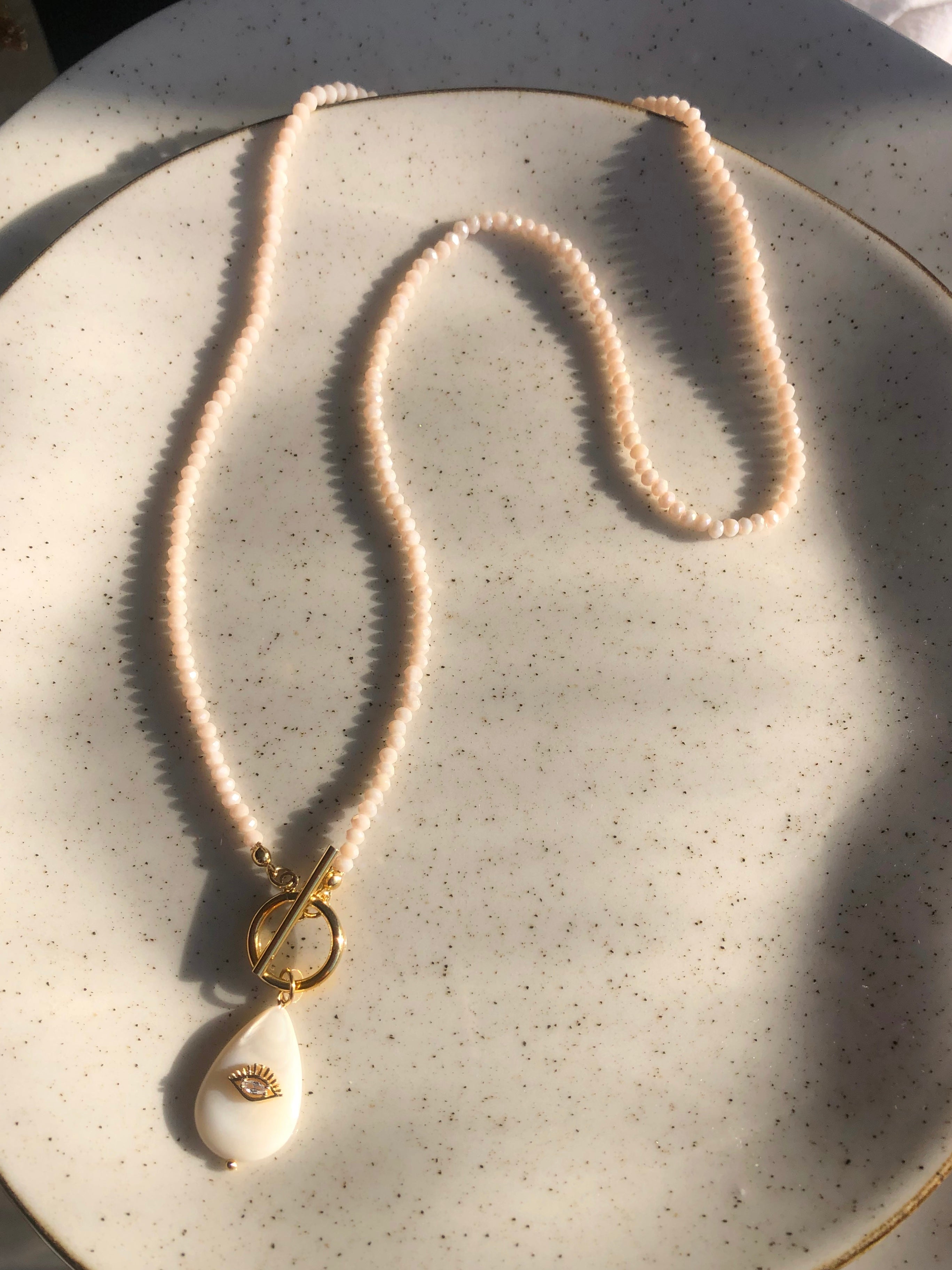Colar Em Cristais Lapidados Nude E Gota Madreperola 55cm