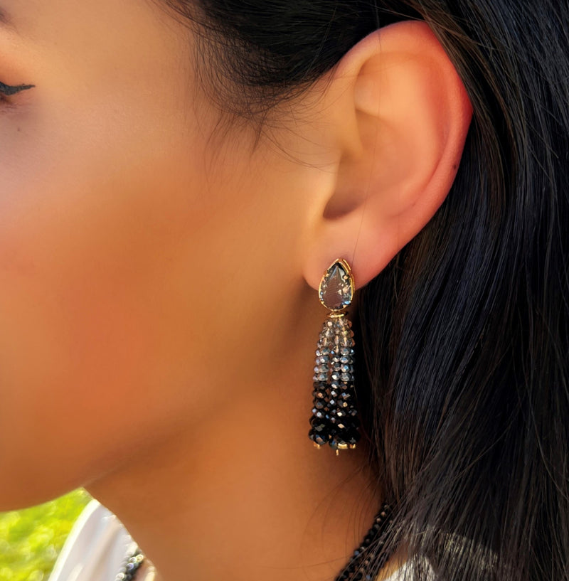 Par De Brincos Com Gota Cristal Lapidado Cor Fumê E Tassel P Tons Acinzentados