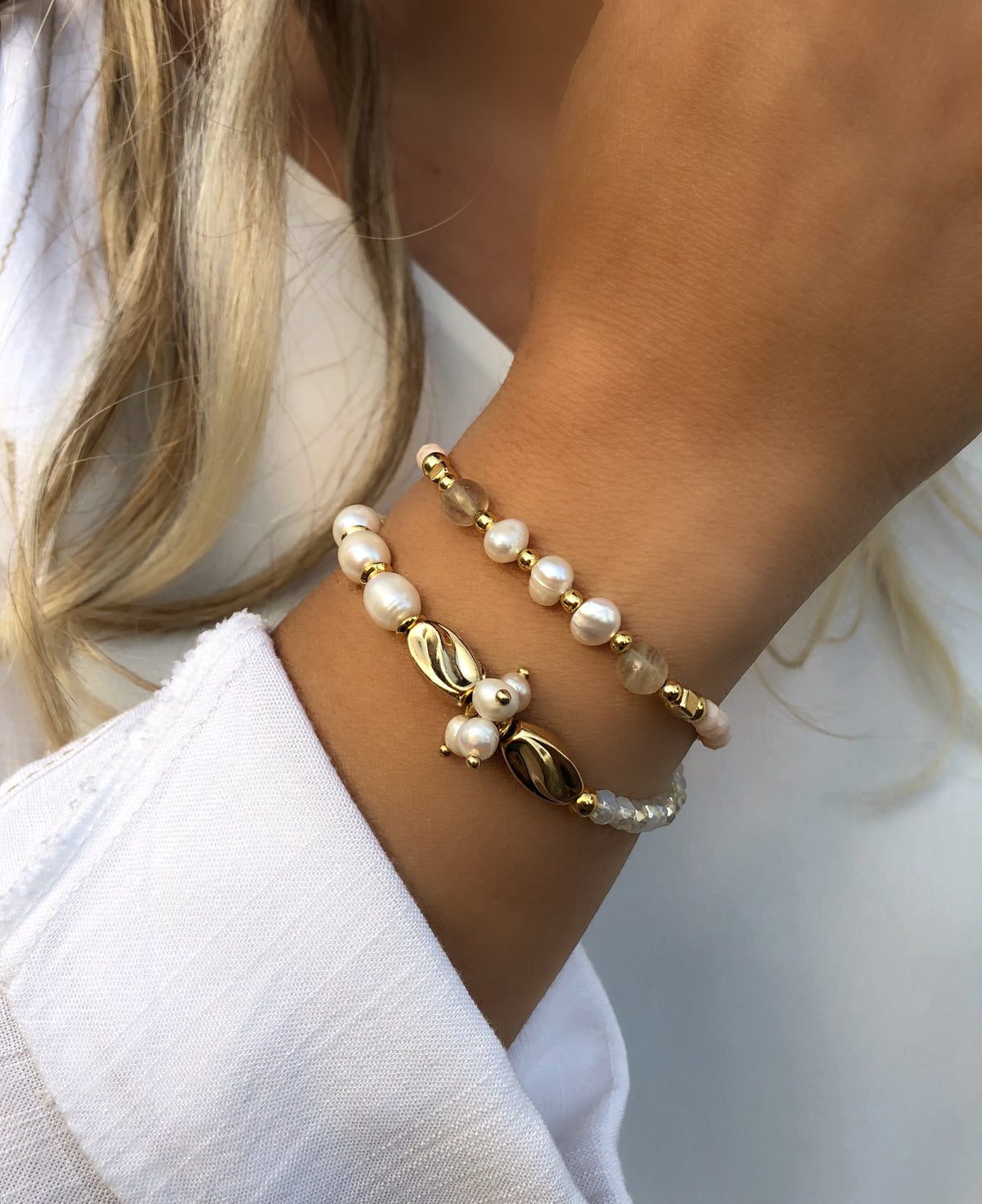 Pulseira Em Cristais Lapidados Com Pérolas De Água Doce E Mini Cacho De Pérolas