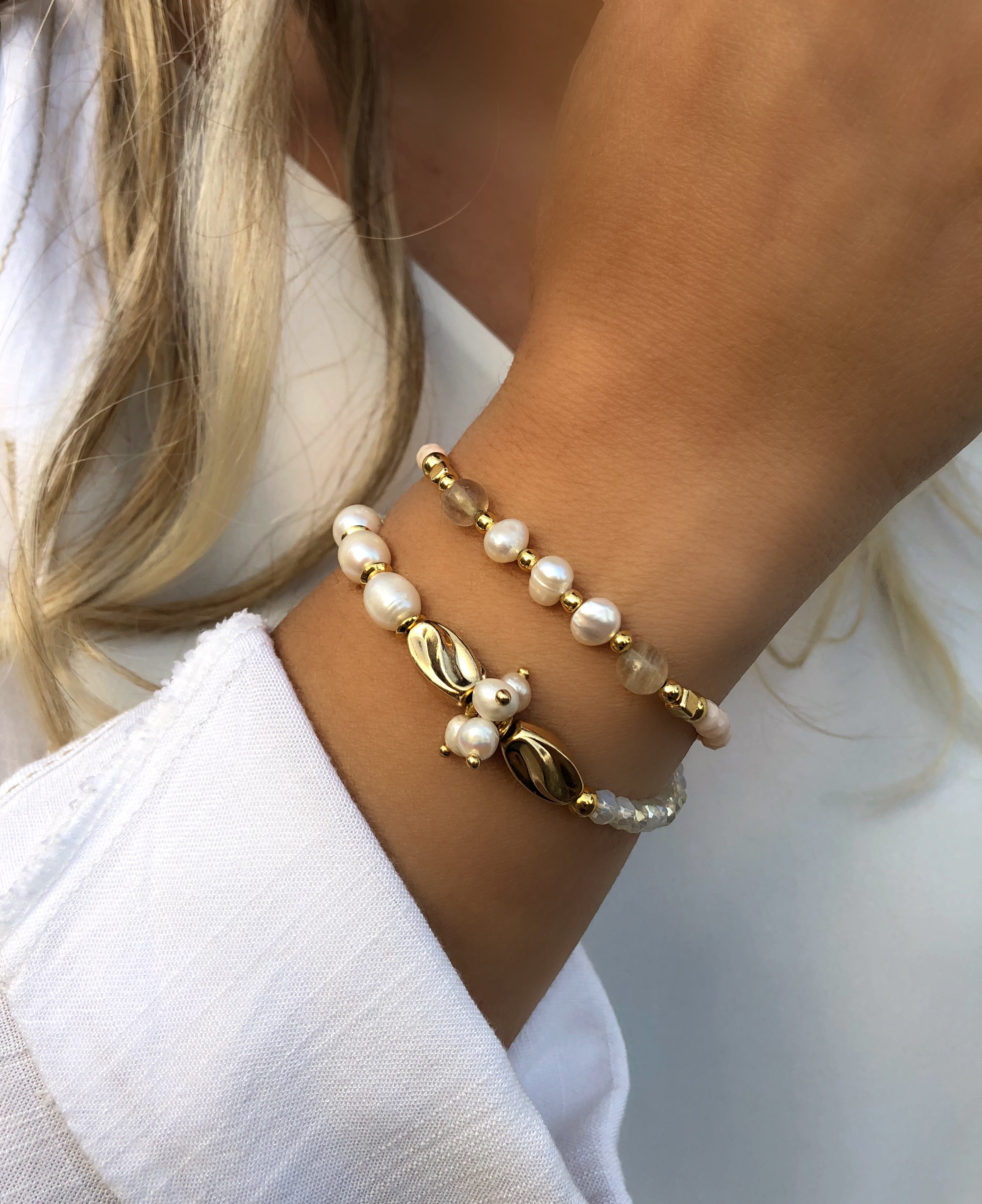 Pulseira Em Cristais Lapidados Com Pérolas De Água Doce E Mini Cacho De Pérolas