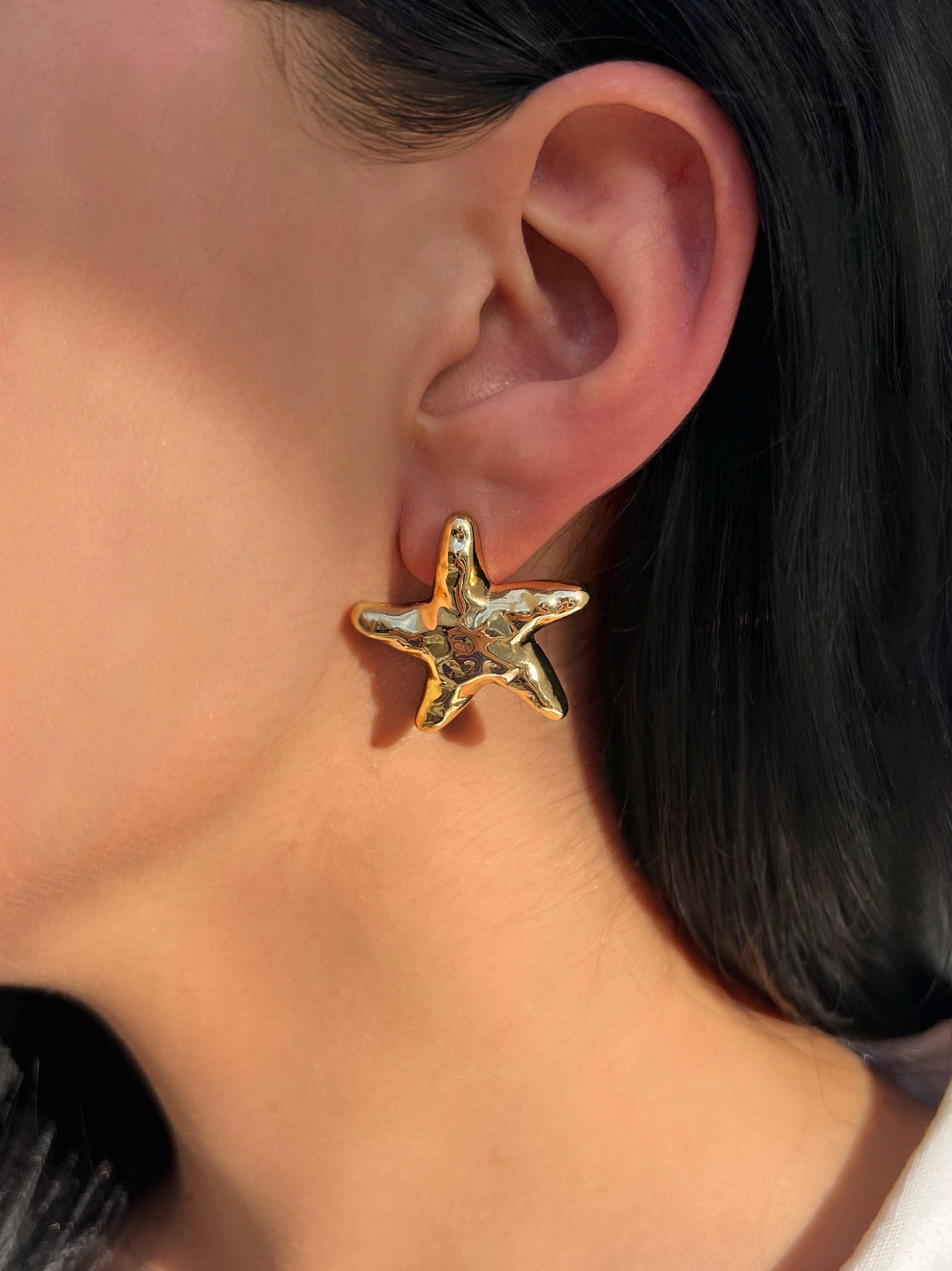 Par De Brincos Estrela Martelada Banho Ouro 18k