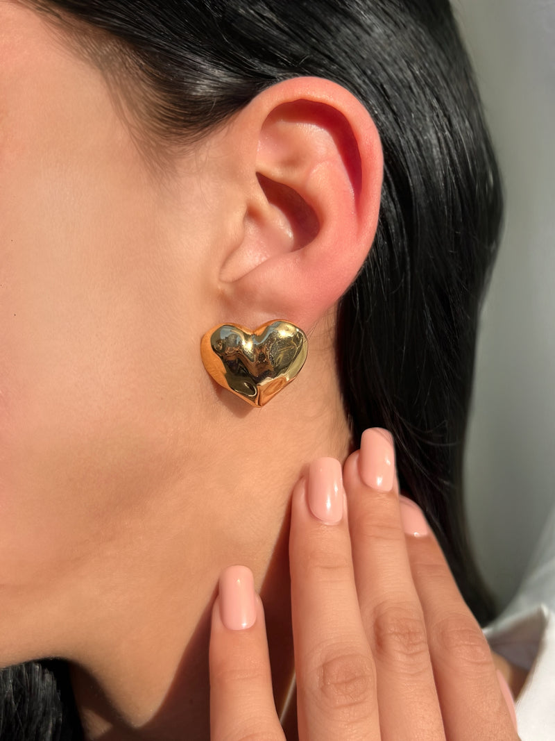 Par De Brincos Coração Martelado Banho Ouro 18k