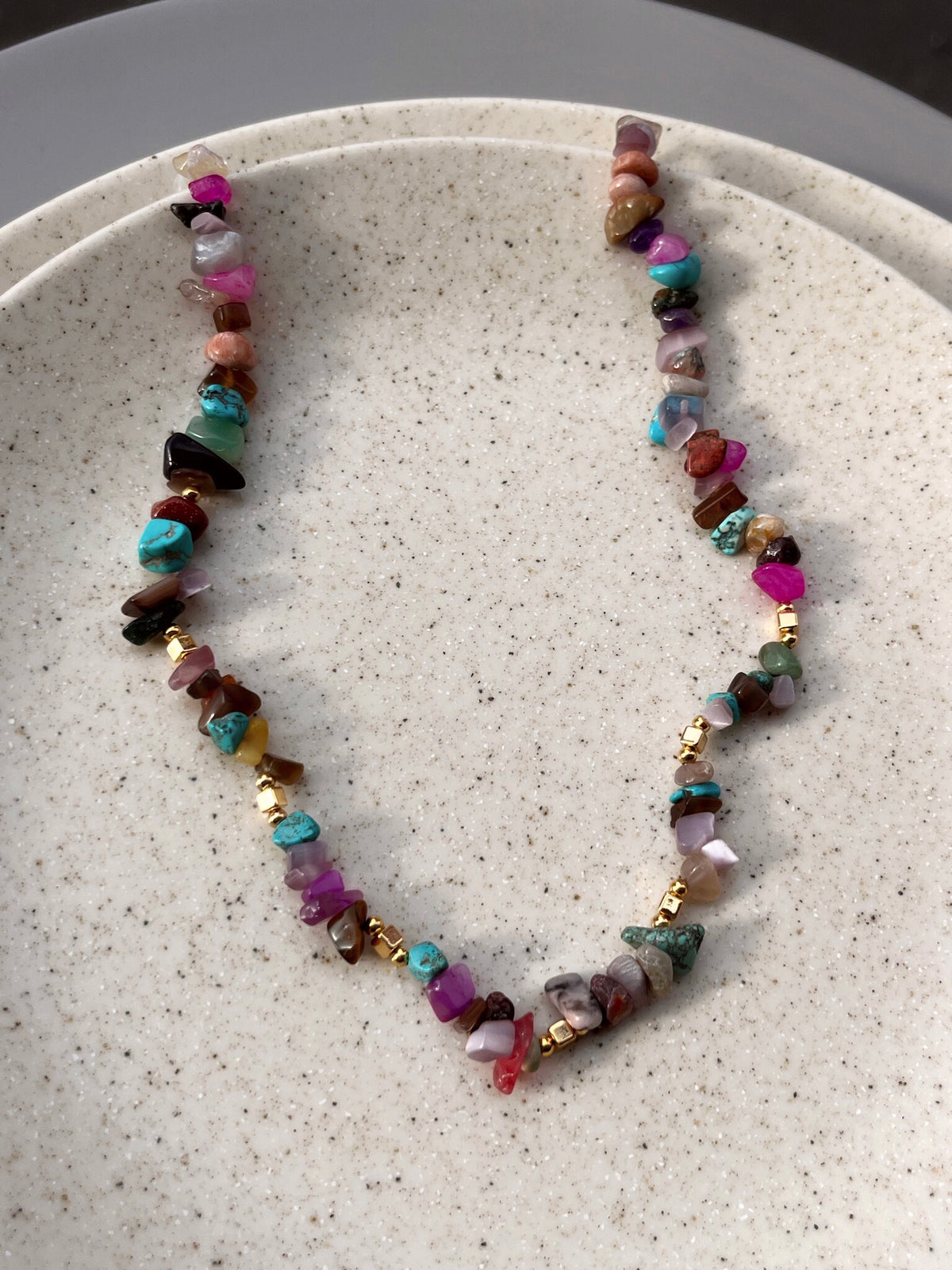 Última Peça!!! Colar Cascalhos Coloridos E Detalhes Em Banho Ouro 42cm