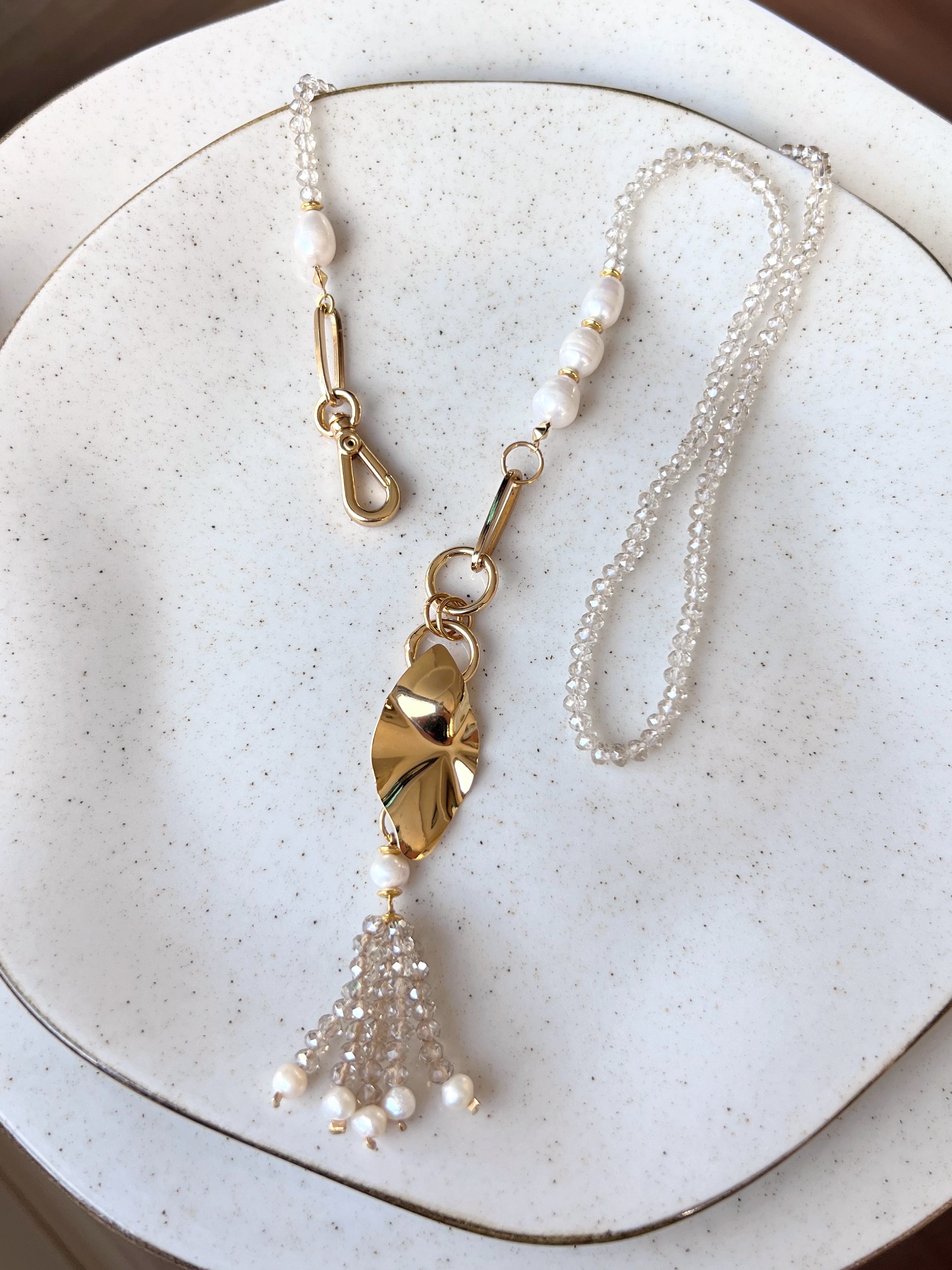 Colar Longo Em Cristais Lapidados Com Formas E Tassel Em Cristal E Pérola De Água Doce 60cm