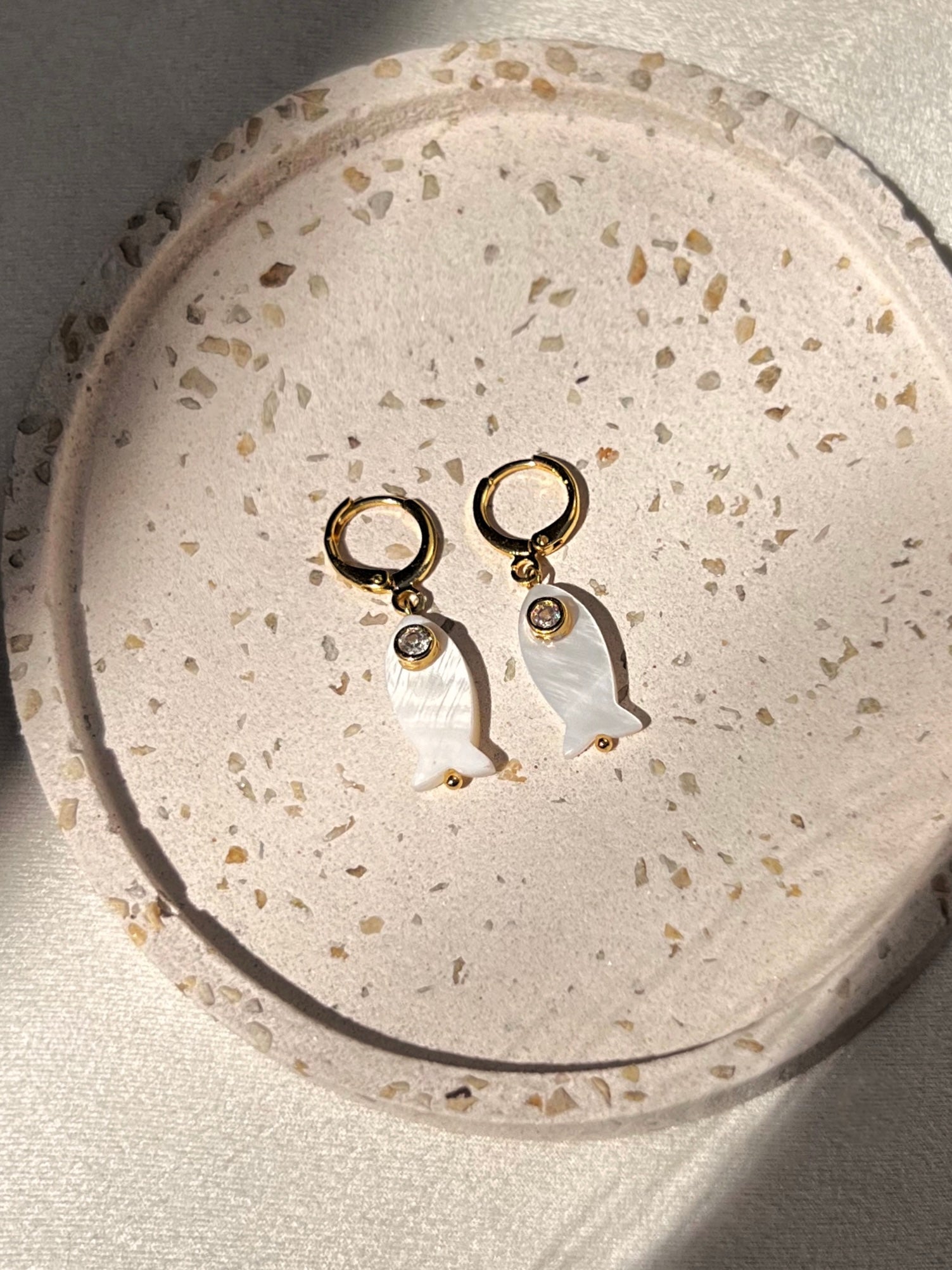 Brinco Linha Mar Sardinha Madrepérola e Micro Zircônia