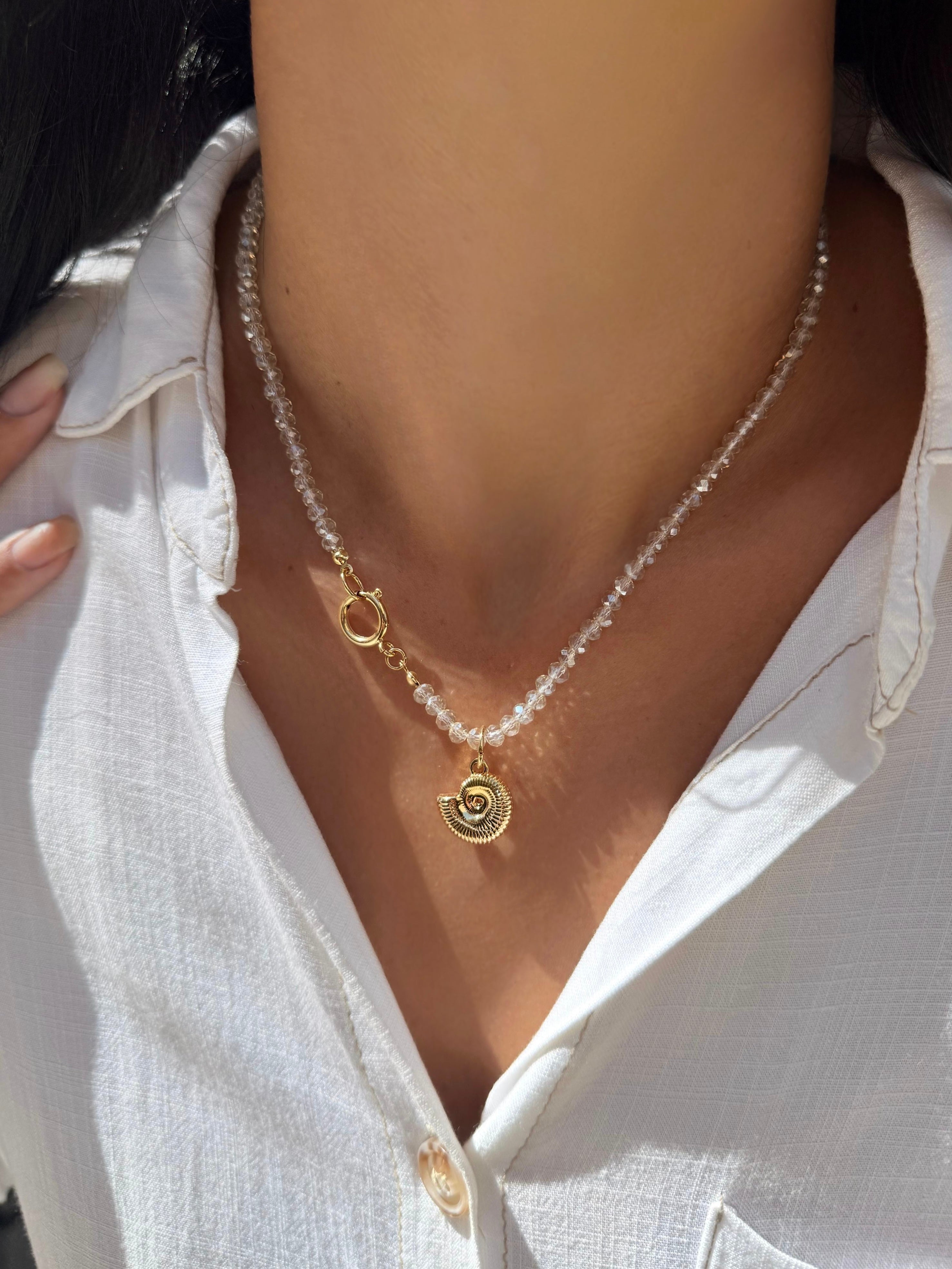 Colar Cristais Champagne e Pingente Caramujo Dourado 45cm