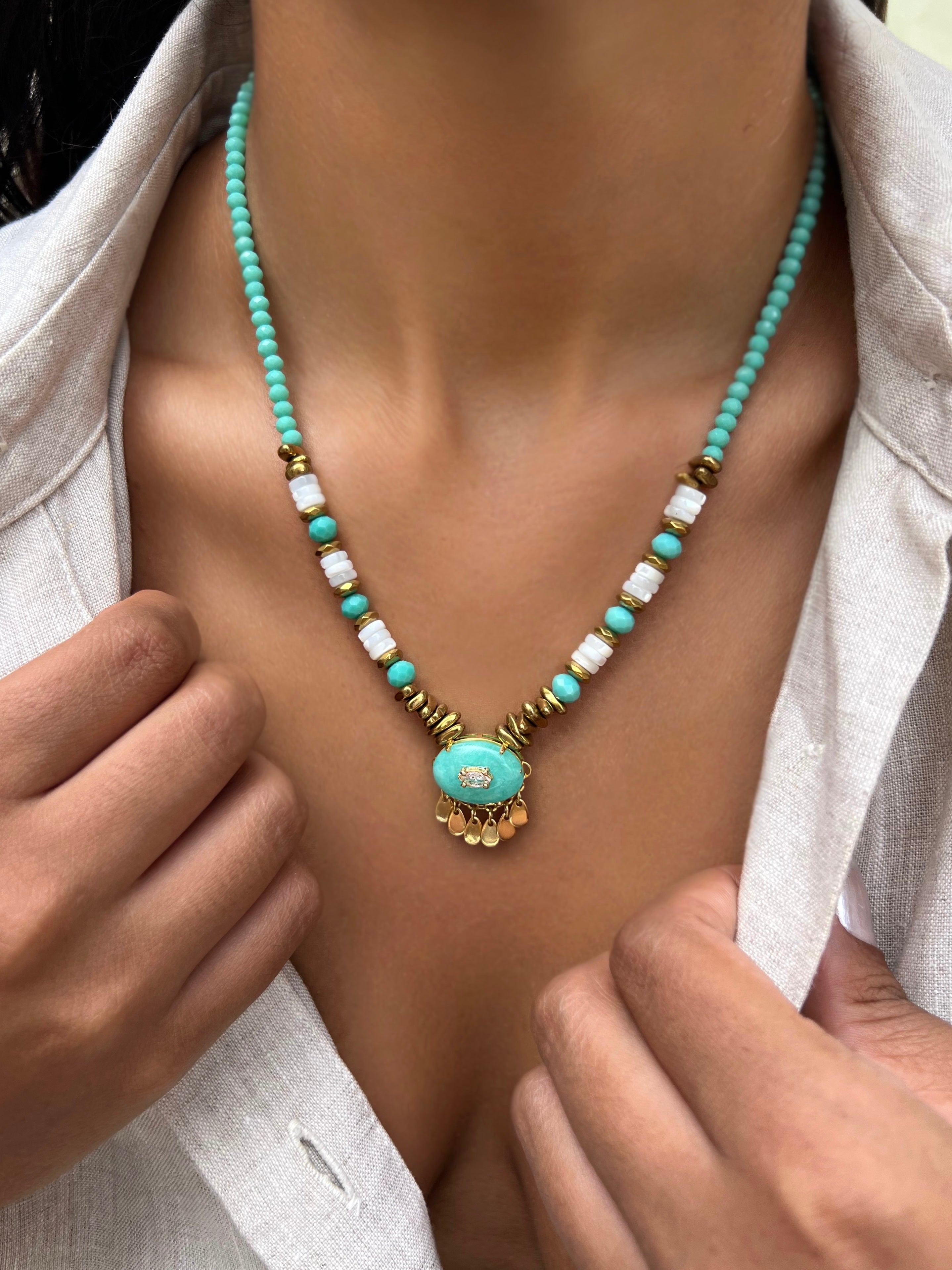 Colar Pedra Amazonita Com Gotinhas e Cascalho Madrepérola 45cm