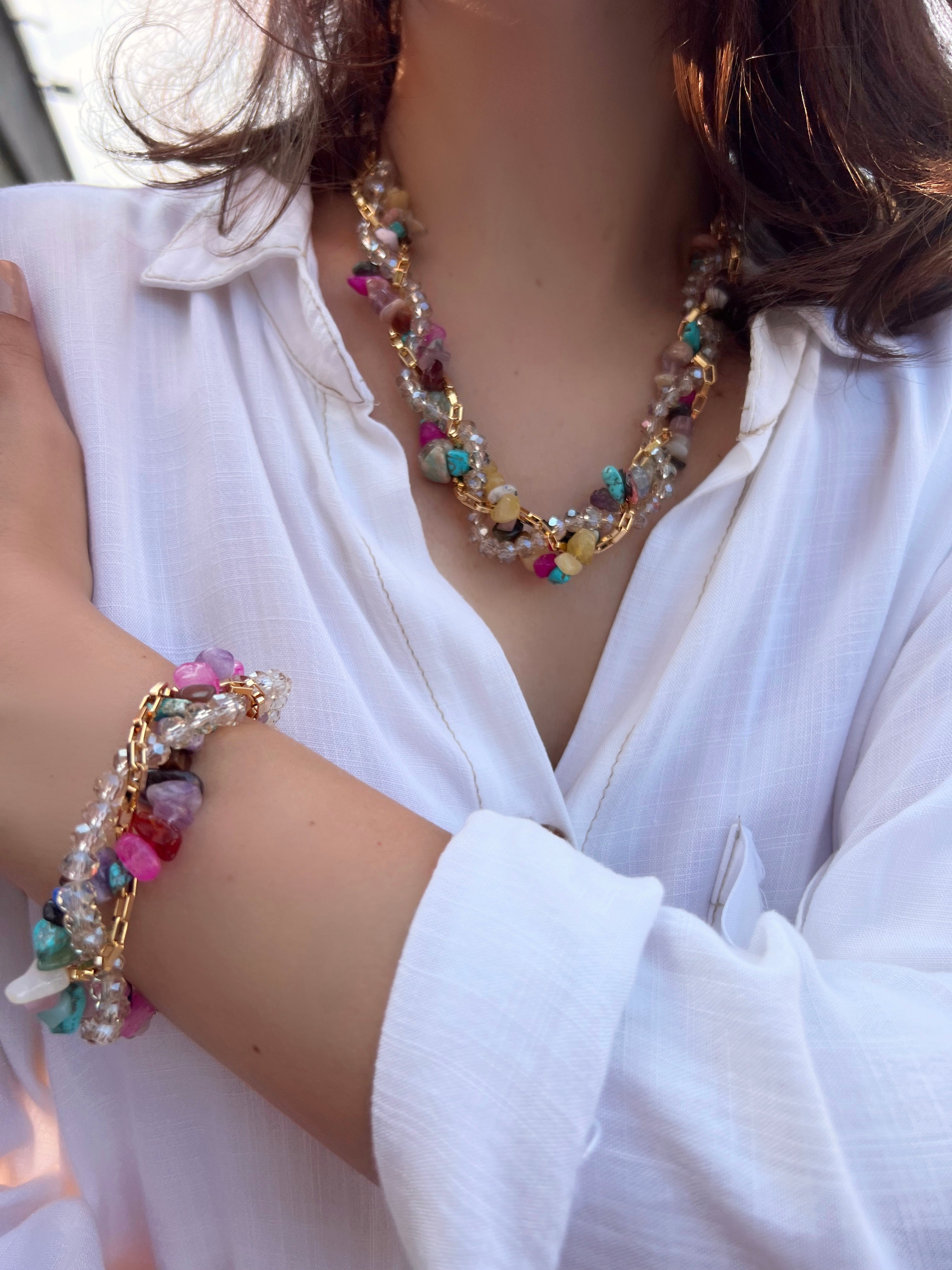 Pulseira Rebeca Torcida Com Cristais, Corrente E Cascalhos Coloridos 18cm
