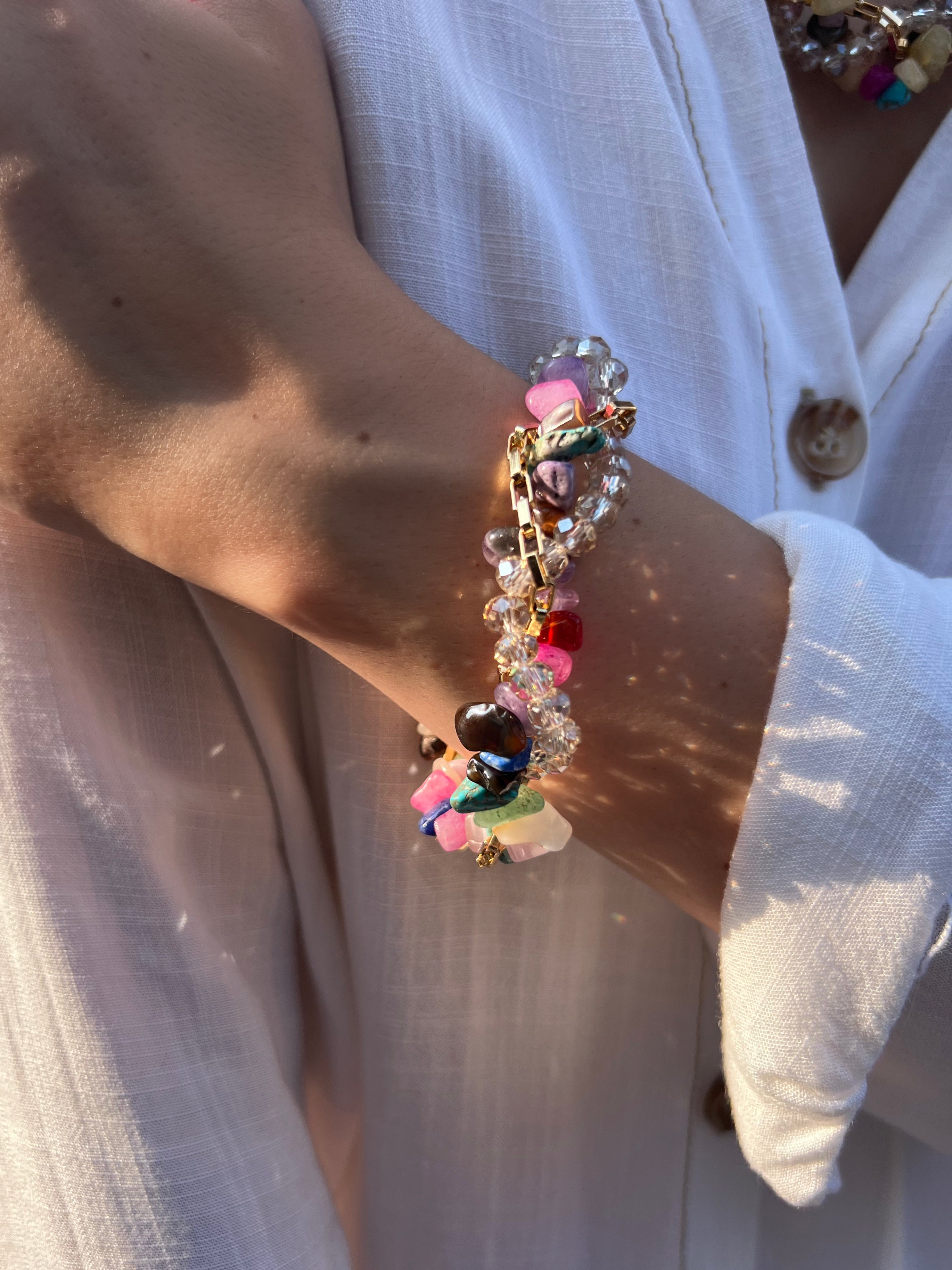 Pulseira Rebeca Torcida Com Cristais, Corrente E Cascalhos Coloridos 18cm