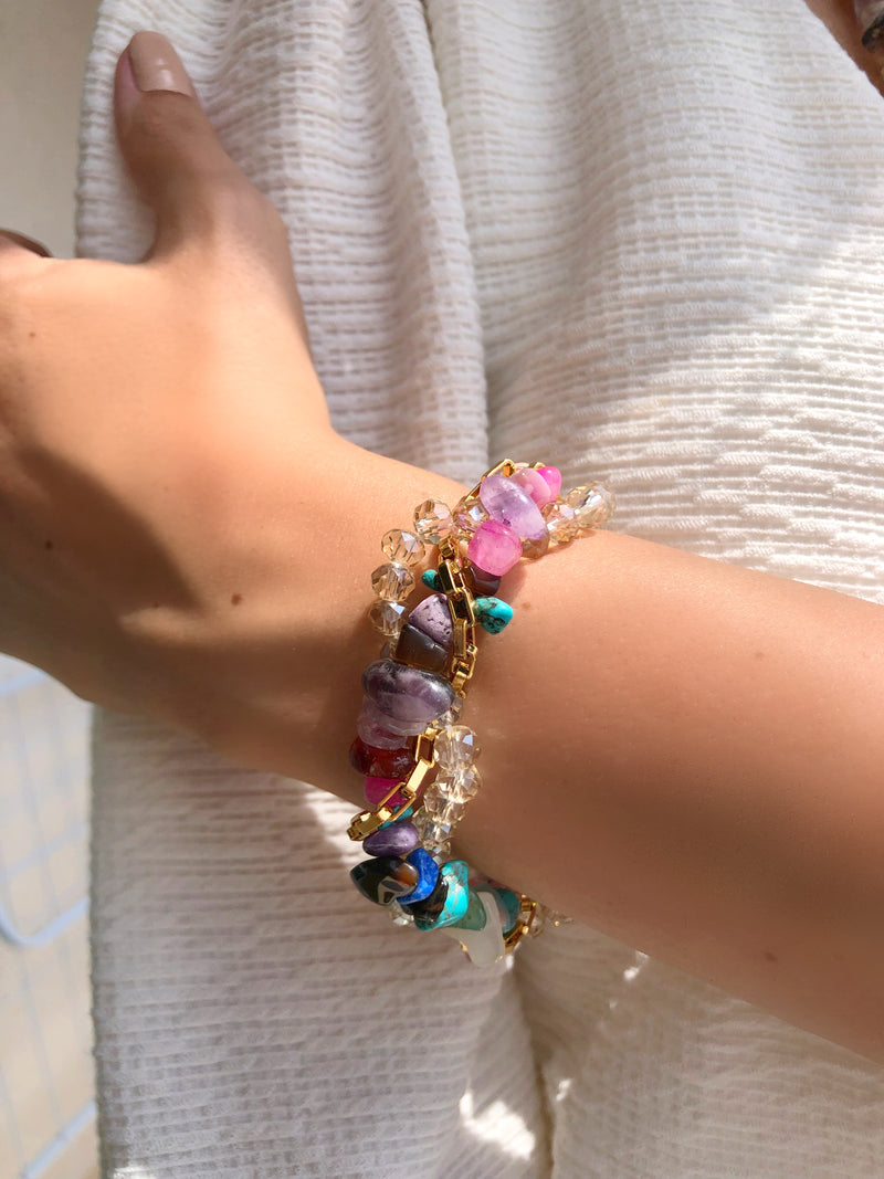 Pulseira Rebeca Torcida Com Cristais, Corrente E Cascalhos Coloridos 18cm