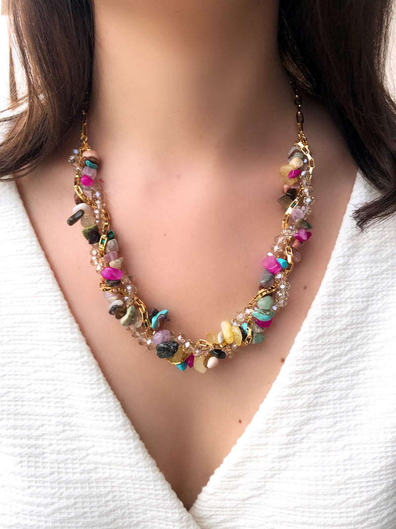 Colar Rebeca Torcido Com Cristais, Corrente E Cascalhos Coloridos 50cm