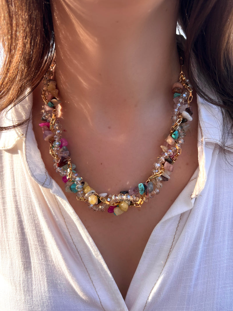 Colar Rebeca Torcido Com Cristais, Corrente E Cascalhos Coloridos 50cm