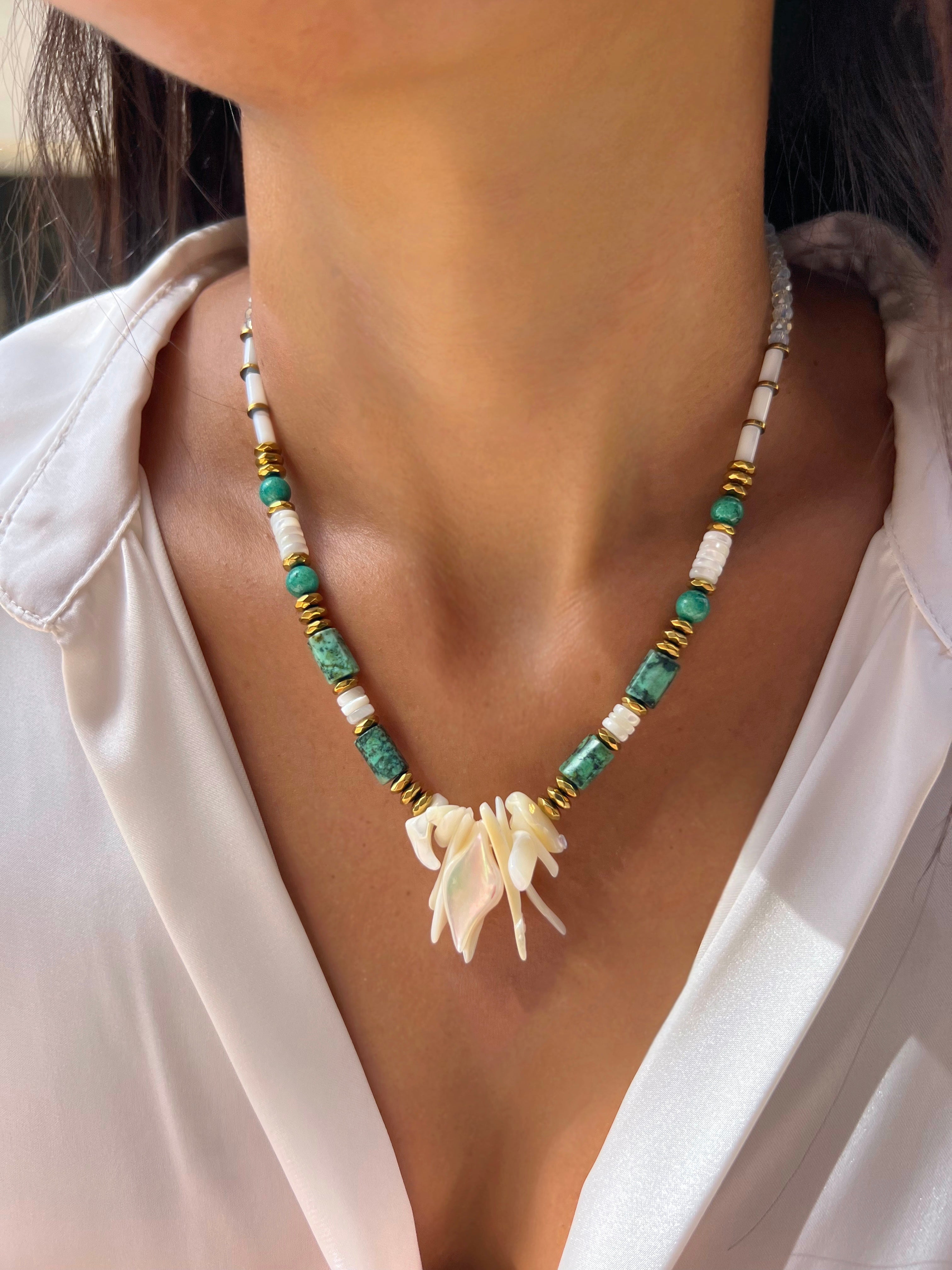 Colar Com Pedras Naturais e Cascalho Madrepérola Com Hematitas 45cm