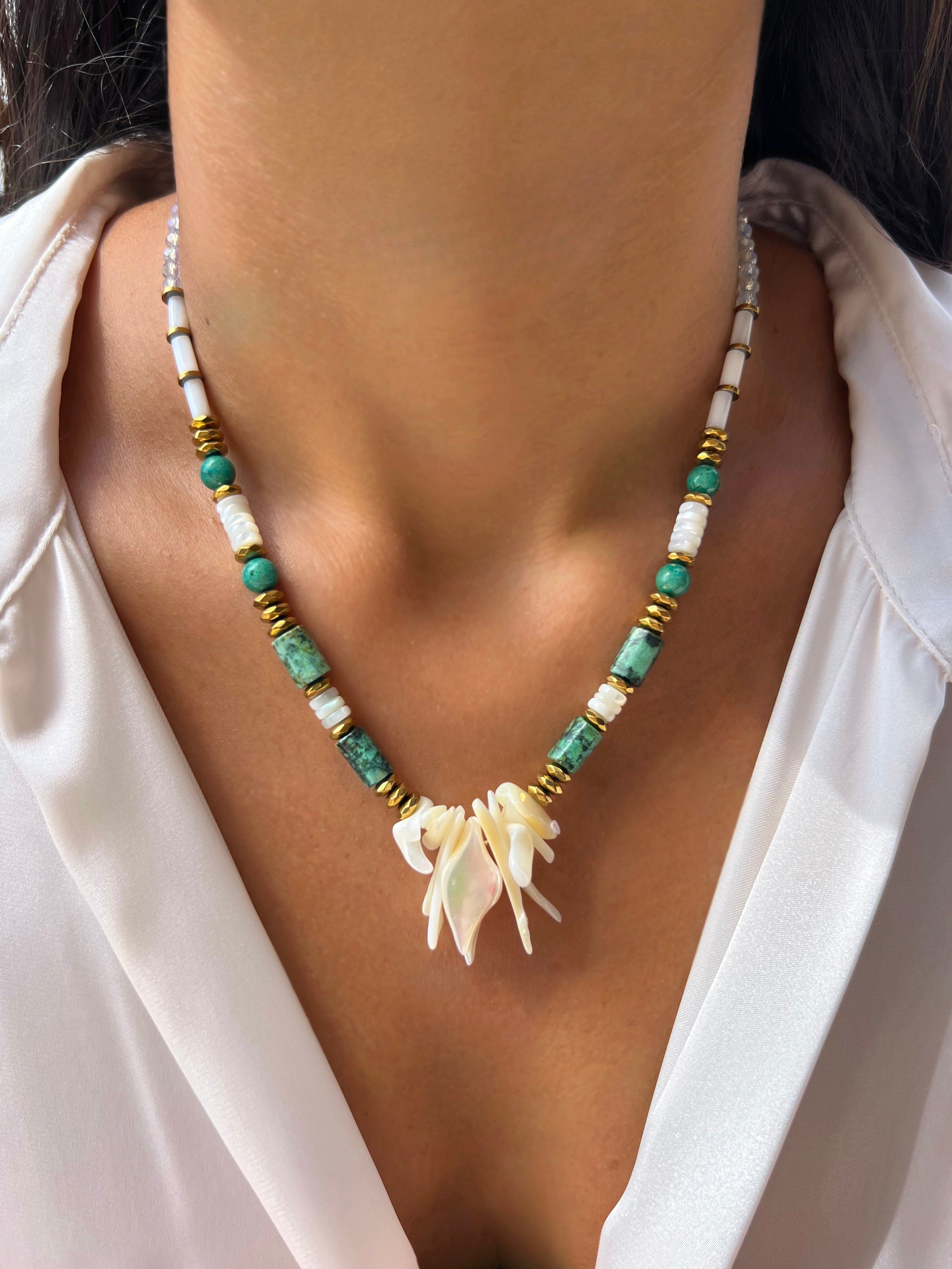 Colar Com Pedras Naturais e Cascalho Madrepérola Com Hematitas 45cm