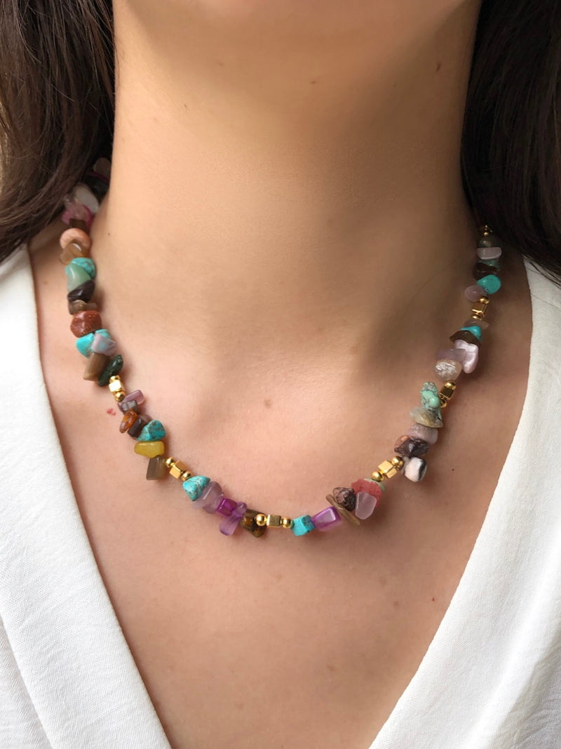 Última Peça!!! Colar Cascalhos Coloridos E Detalhes Em Banho Ouro 42cm