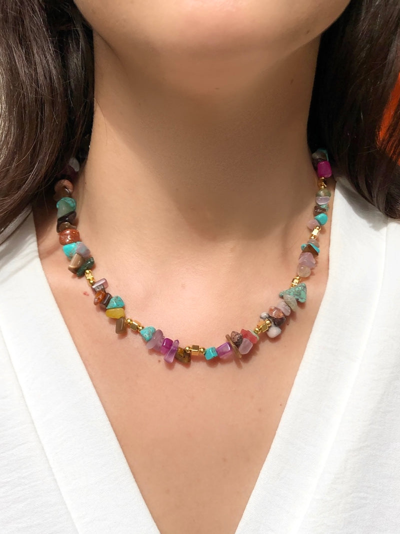 Última Peça!!! Colar Cascalhos Coloridos E Detalhes Em Banho Ouro 42cm