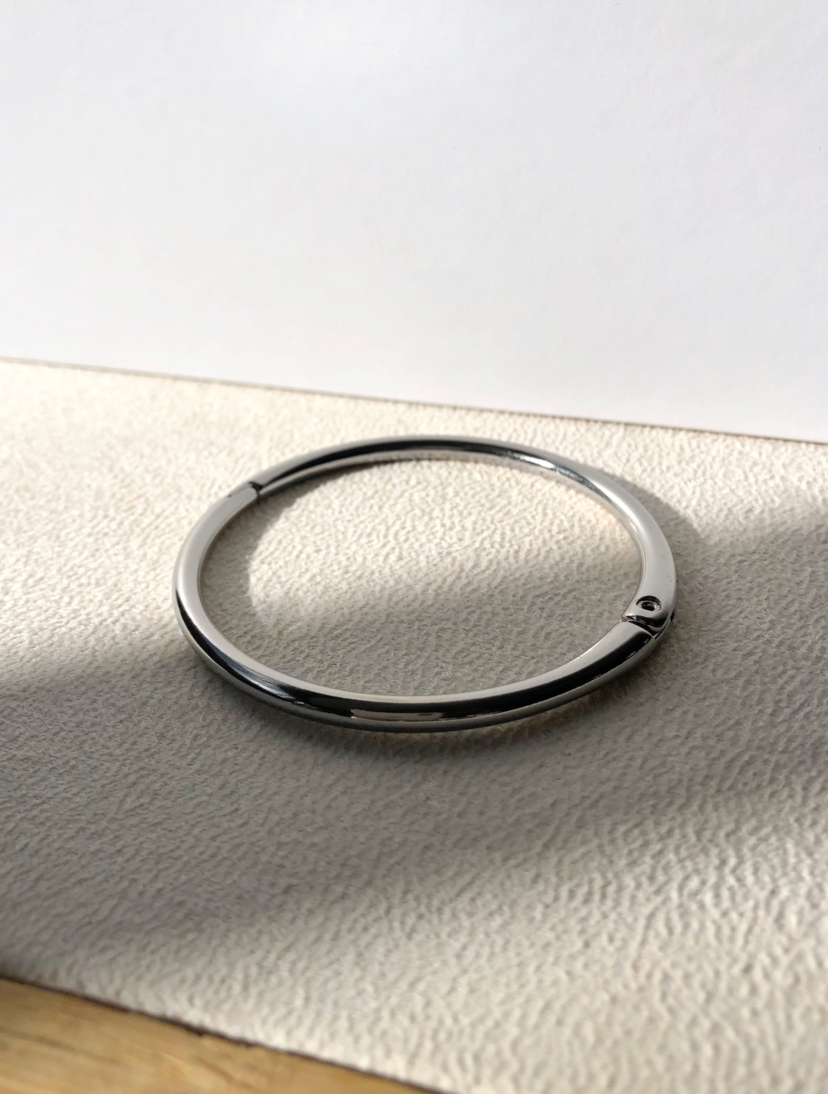 Bracelete Liso Fino Em Banho Ródio Branco 17cm